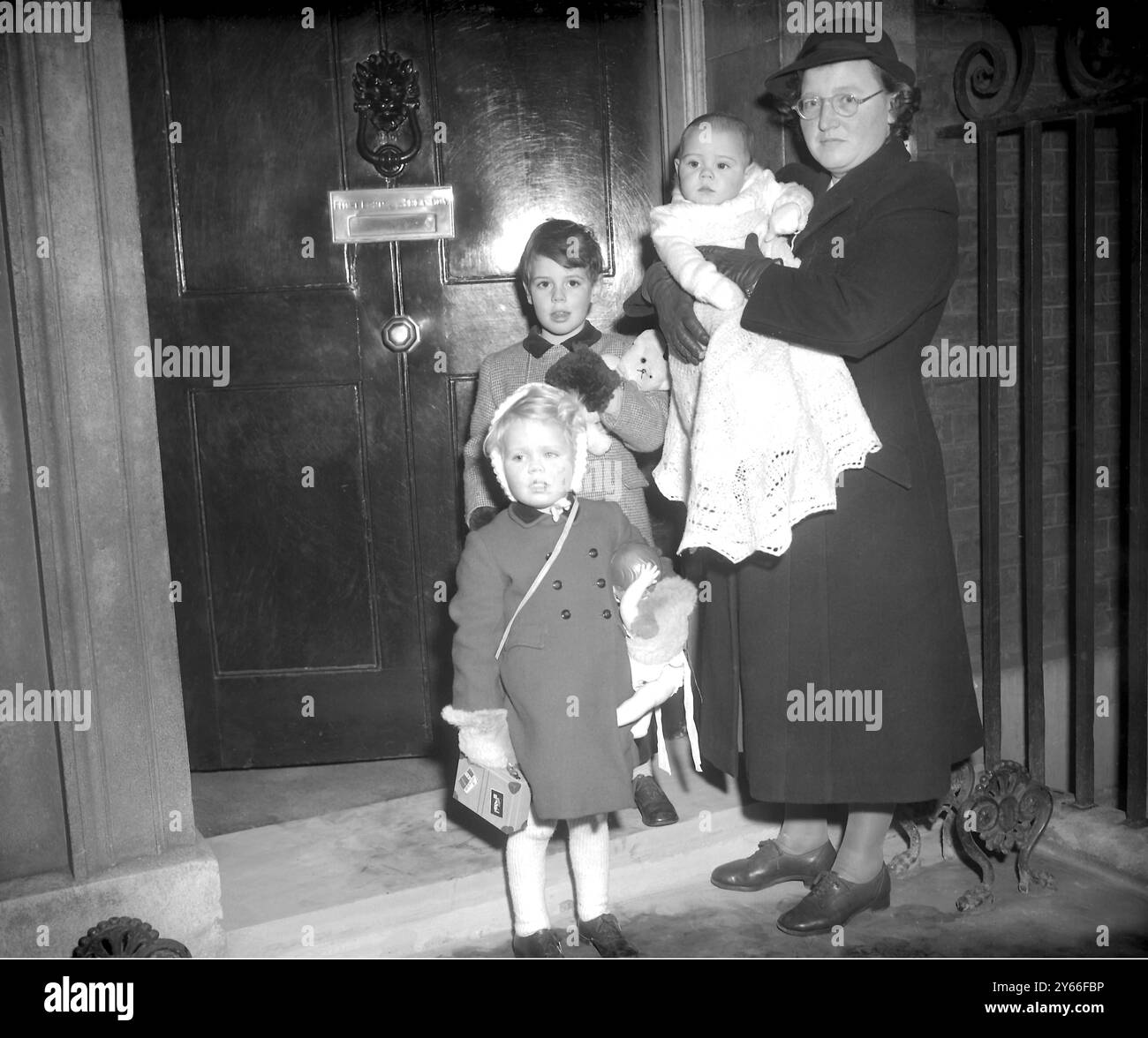 Kindermädchen, Miss Hilda King, Jeremy in der Hand, (vier Monate), Ankunft in der Downing Street 10, London, mit den Kindern, Emma (vorne) und Nicholas 4 1/2 Jahre. Stockfoto