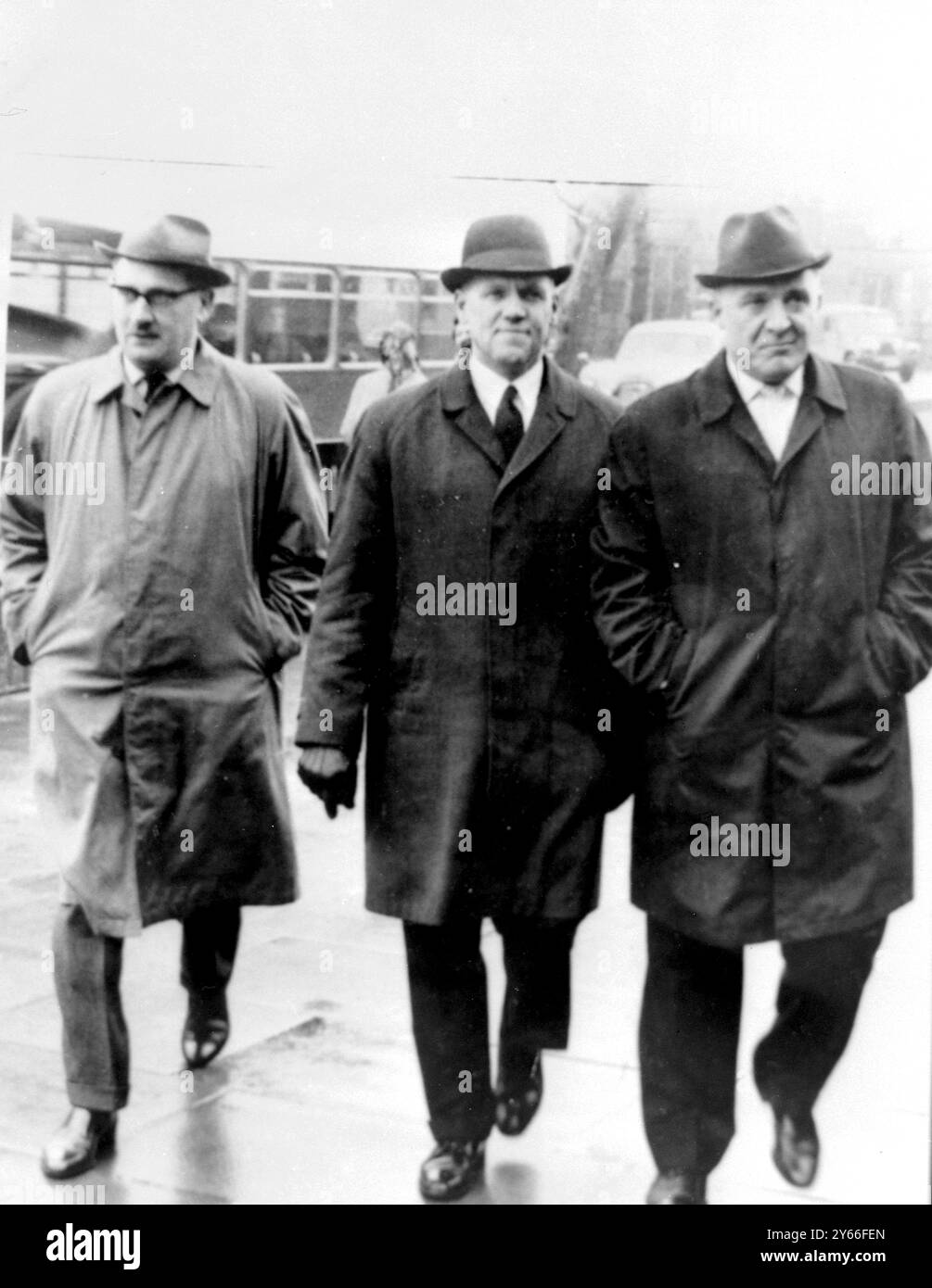 Am Gericht für den Moors Murder Trail kommen Detective Inspector Tyrell, Detective Superintendent Talbot und Detective Chief Inspector Mounsey (von links nach rechts) am 19. April 1966 an Stockfoto