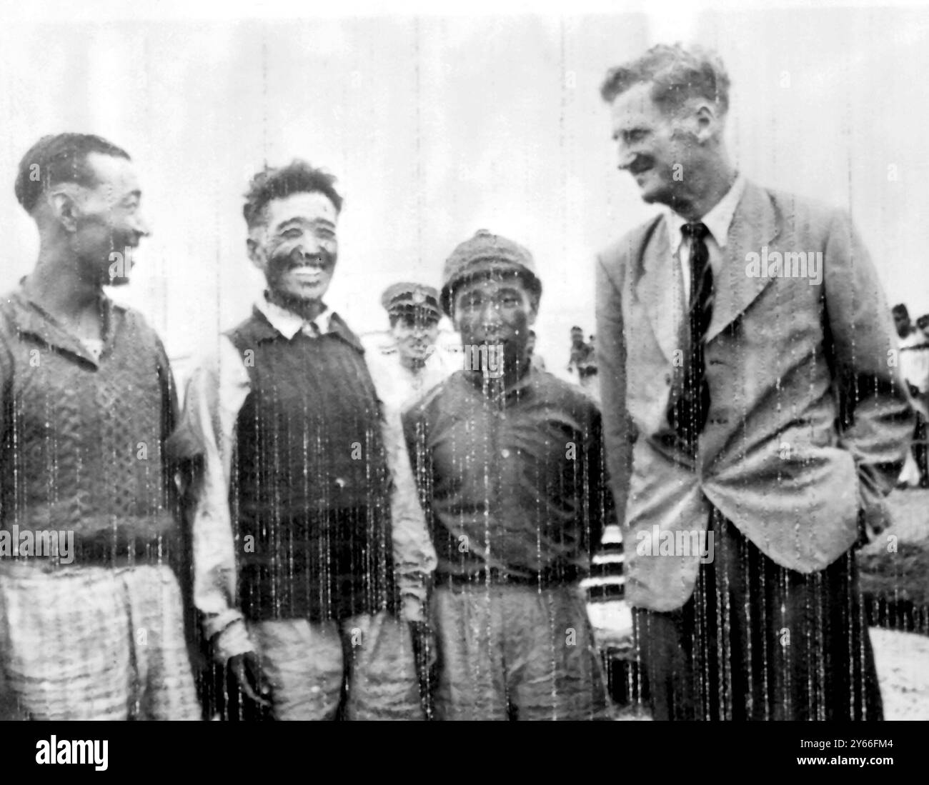 Zurück in Khatmandu nach der Eroberung des Mount Everest Colonel H C J Hunt posiert der Anführer der britischen Expedition am 16. Juni 1953 lächelnd mit drei der Sherpas in der Höhe Stockfoto