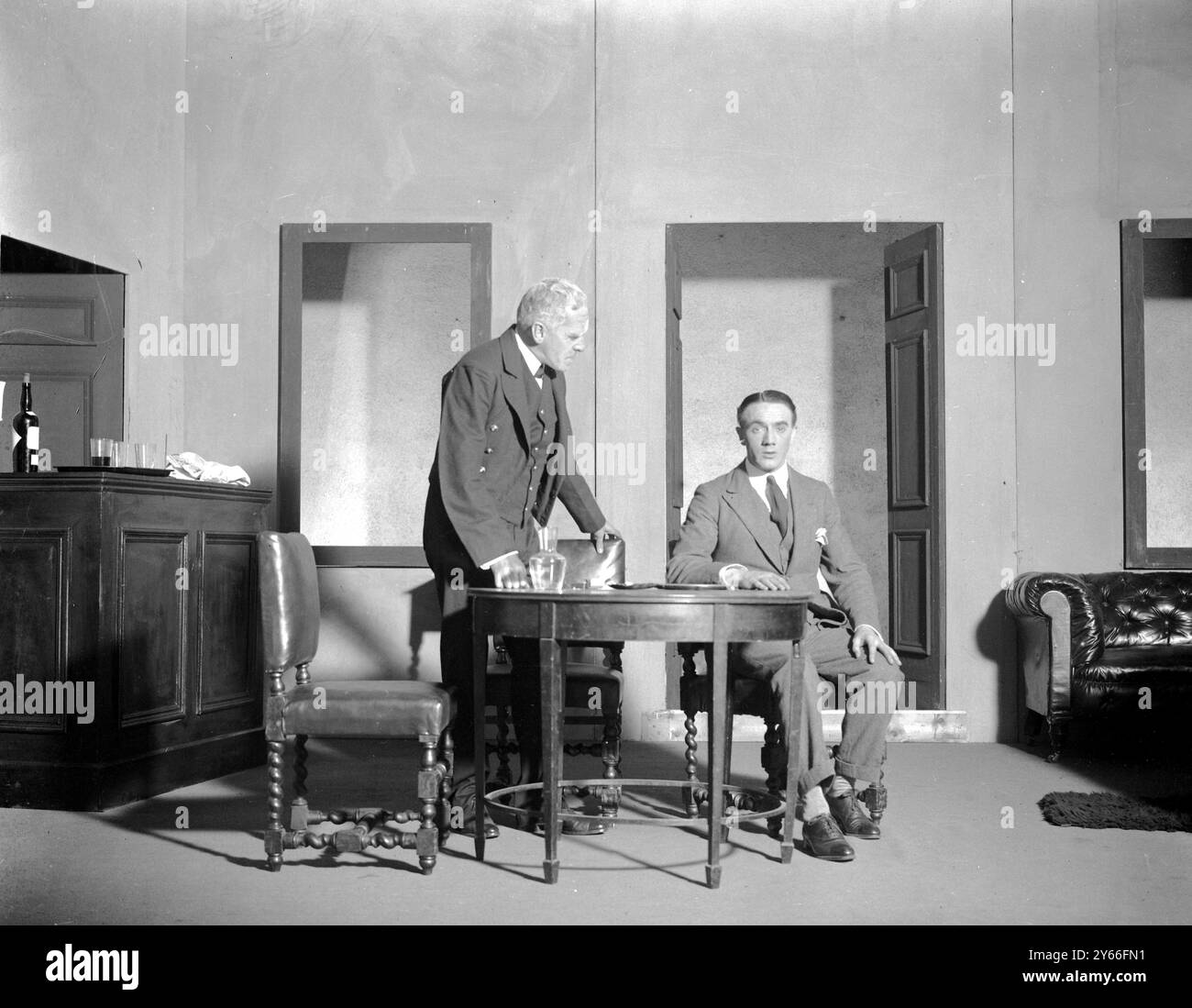 Stanley Lathburn AS (Strubby) - The Steward und Frederick Cooper als Tom Prior - ein betrunkener junger Mann 15. September 1923 Stockfoto
