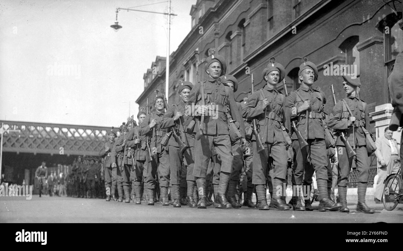 Die London Irish Rifles in Kilt und Caubeen marschieren am 8. August 1937 durch London zu ihrem Hauptquartier in Chelsea Stockfoto