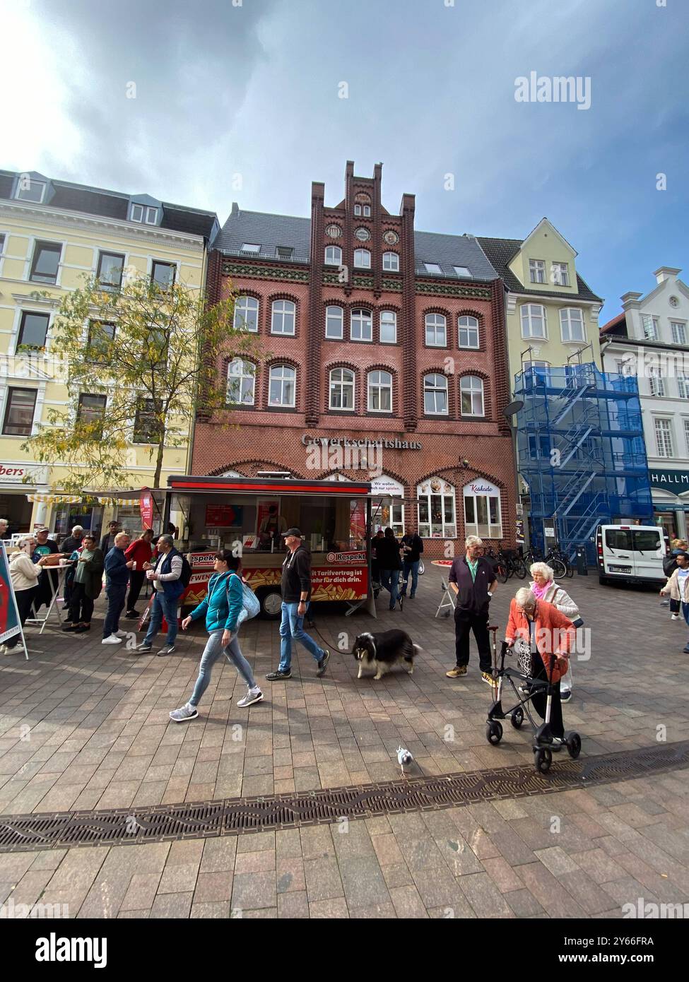 Flensburg, Schleswig-Holstein das Fritten-mobil der Gewerkschaft steht vor dem Gewerkschaftshaus in Flensburg, große Straße. Aufnahme vom 24.09.2024, Flensburg, Innenstadt *** Flensburg, Schleswig Holstein die Gewerkschaften Fritten Mobil steht vor dem gewerkschaftsgebäude in Flensburg, große Straße Foto aufgenommen am 24 09 2024, Flensburg, Stadtzentrum Stockfoto