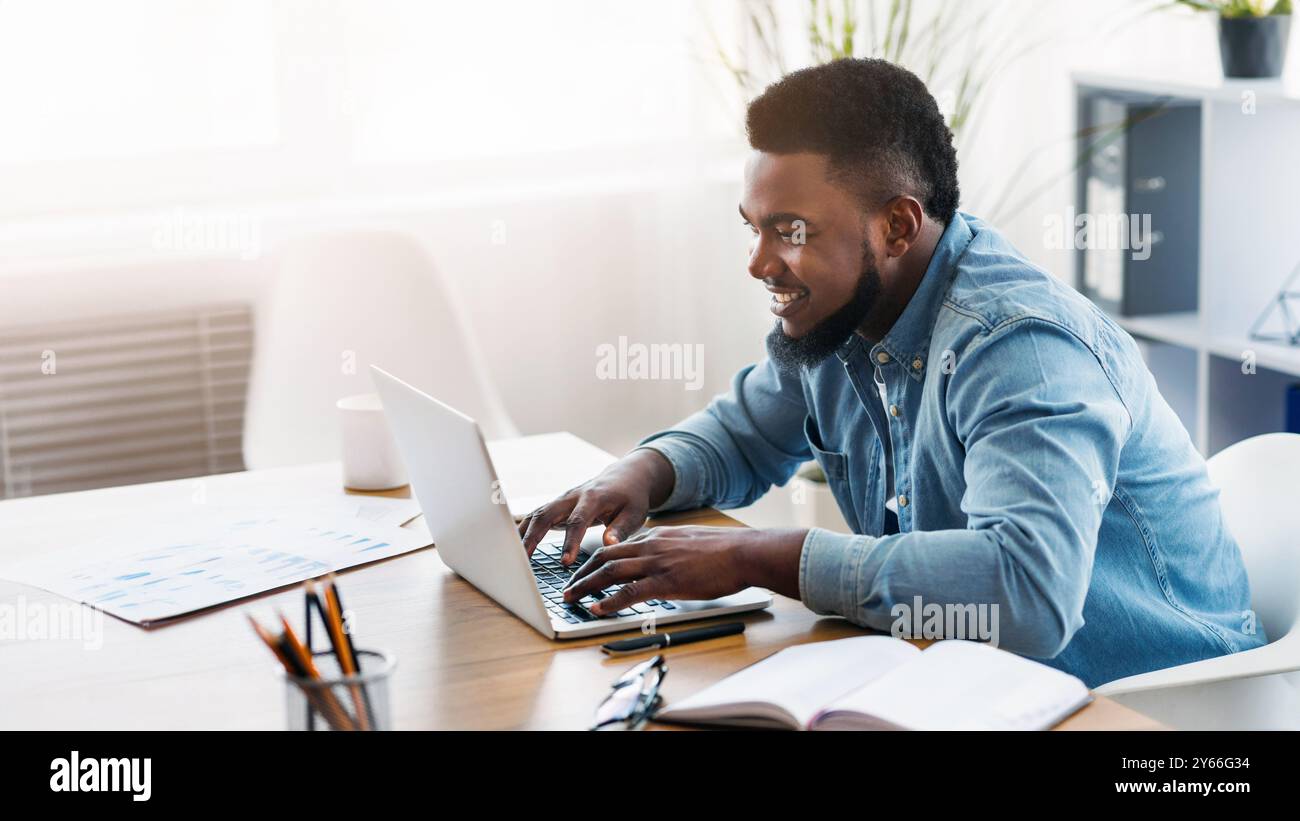 Portrait von lächelnden Mitarbeiter arbeiten am Laptop im Büro Stockfoto