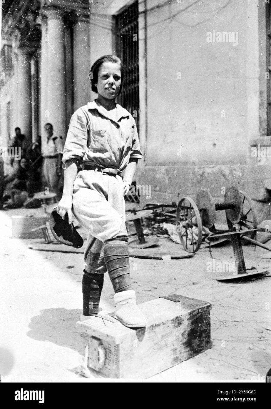 Die 17-jährige Krankenschwester Anita Boye in khakifarbenem Hemd, Hose und Leggings, fotografiert auf der Madrider Front, ist zweimal am 13. August 1937 in Melilla Marokko von zu Hause weggelaufen Stockfoto