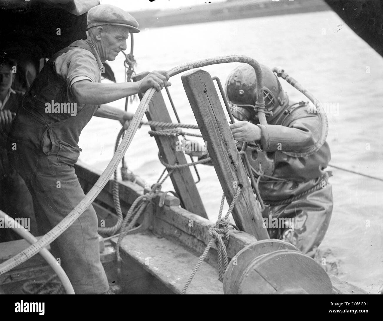 Der Taucher steigt an den Royal Victoria Docks ab, um die Fundamente eines der alten Steinstege in die Luft zu sprengen, um Platz für Verbesserungen der London Docks zu machen, die Platz für neue Kais am 6. August 1937 machen Stockfoto