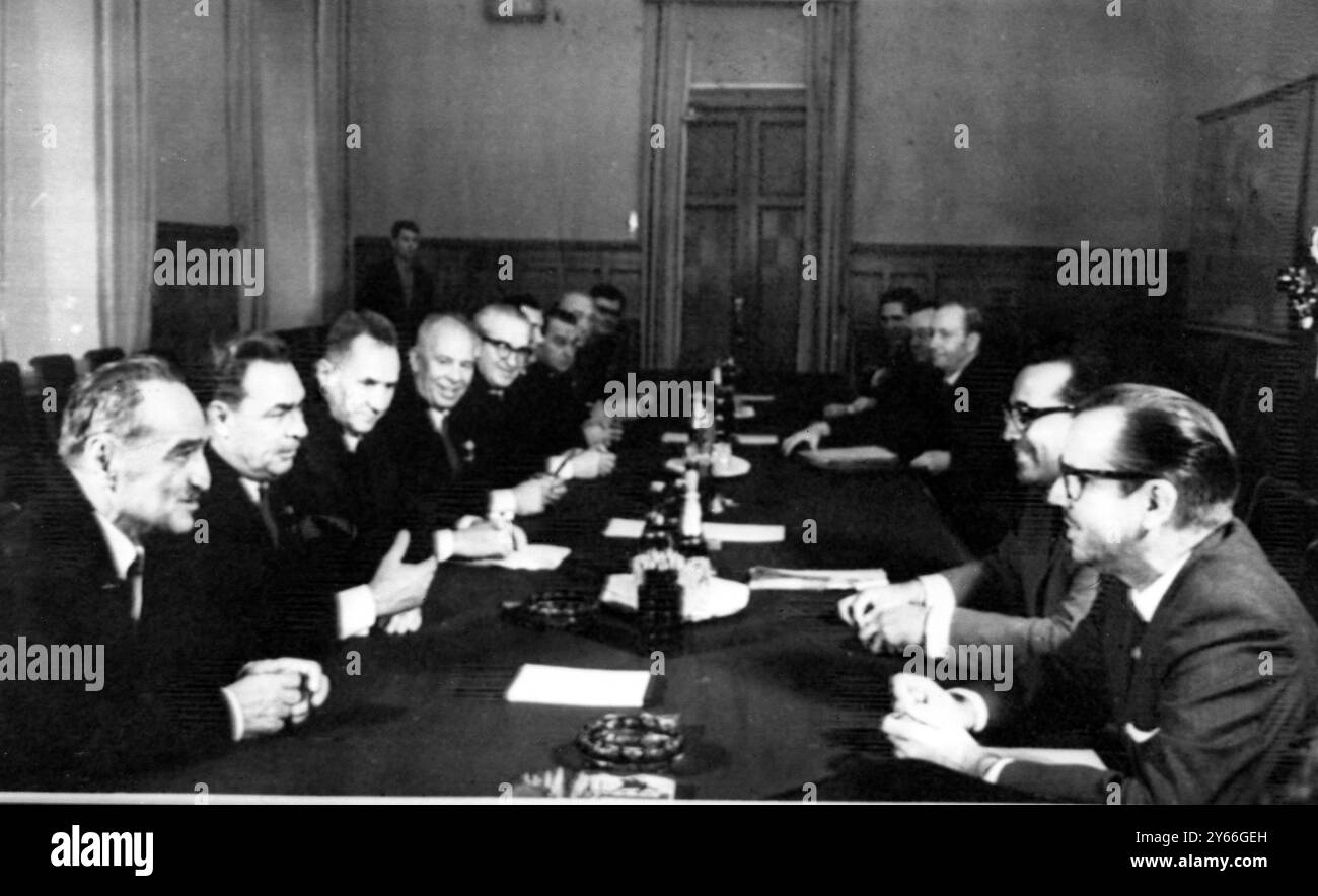 Die Führer der KPdSU ( Kommunistische Partei der Sowjetunion ) und der Regierung der UdSSR trafen sich mit dem Genossen Osvaldo Dorticos ( von links nach rechts ) A . Mikoyan , L . Breschnew , A Kosyghin , N Podgorny , Ya Andrepov und der kubanische Ambassodor , O , Sanchez 15. Oktober 1964 Stockfoto