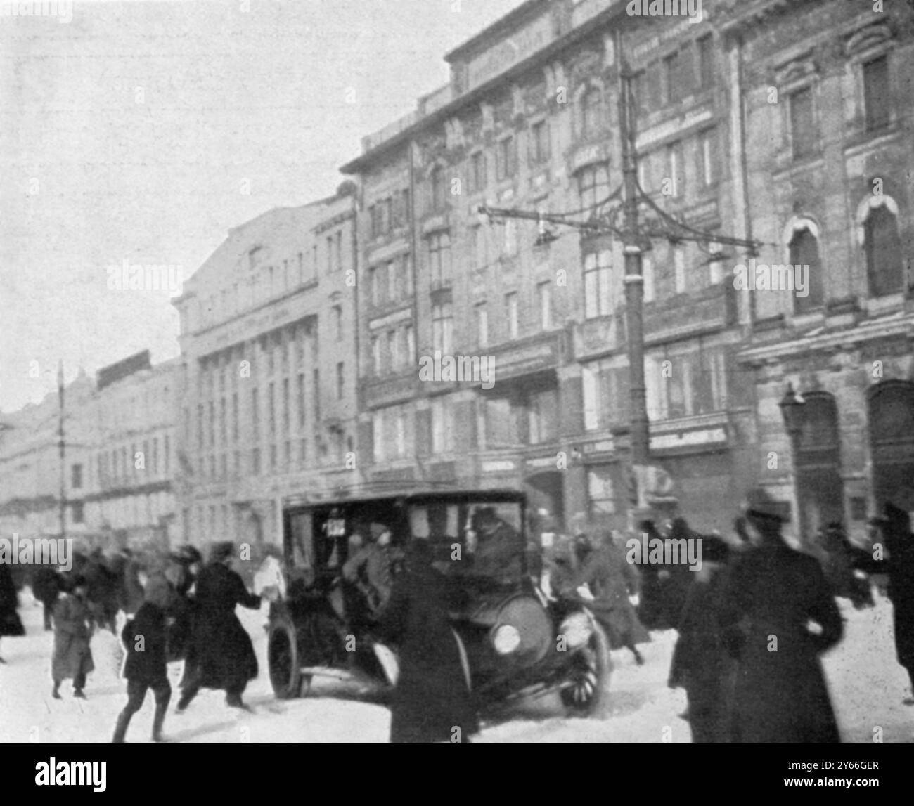 Die Russische Revolution historische Szenen in Petrograd. Kugeln fliegen im Newski-Prospekt, Menschen, die auf der Straße verstreut sind, nachdem Schüsse aus einem Fenster 1917 abgefeuert wurden Stockfoto