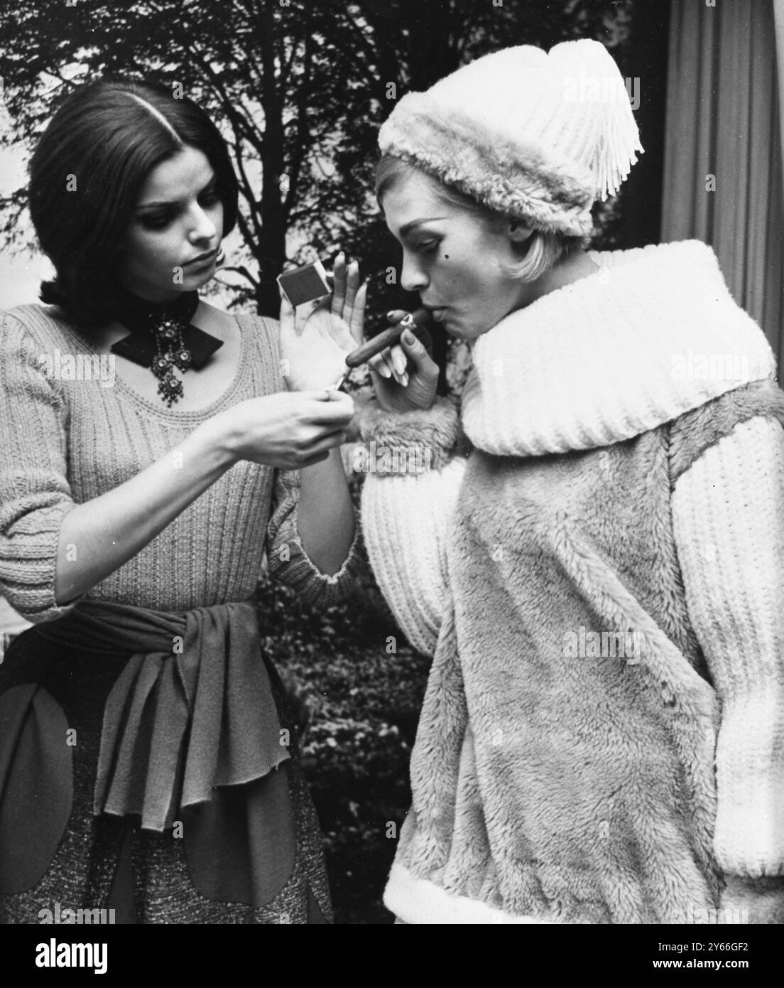 Zigarren für Frauen rauchen Ja, Zigarren für Frauen rauchen! . Der raffinierte Jerkin und Hut aus Kunstfaser mit Fellimitat wird durch nervenberuhigendes Stricken der deutschen " Dralon "-Synthetik-yarm-Hersteller gezeigt . Die Zigarre ist eine weibliche Reprise am 16. Oktober 1964 Stockfoto