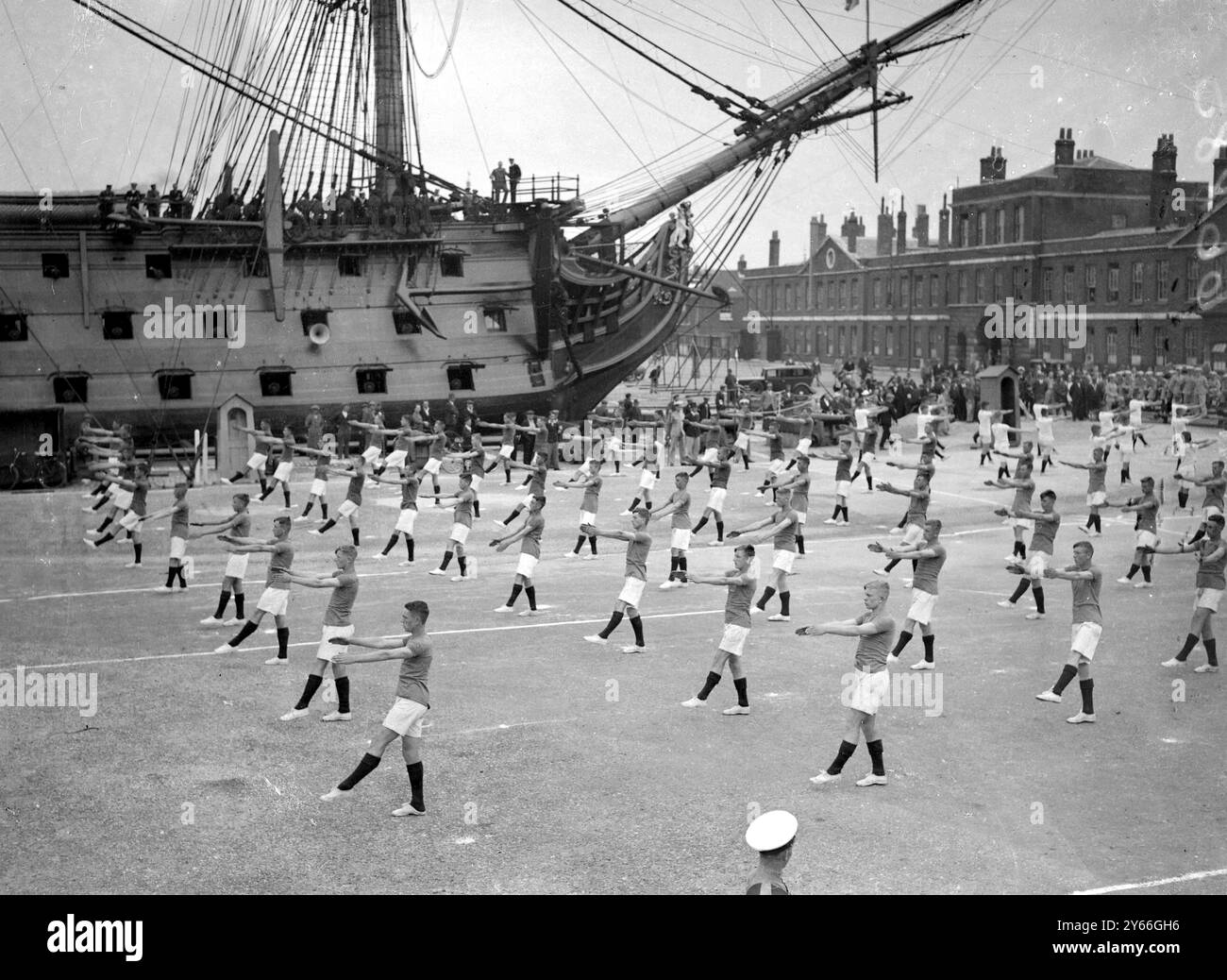 Eine Ausstellung zum körperlichen Training am Ufer vor Nelsons Flaggschiff Victory am 27. Juli 1937 Stockfoto