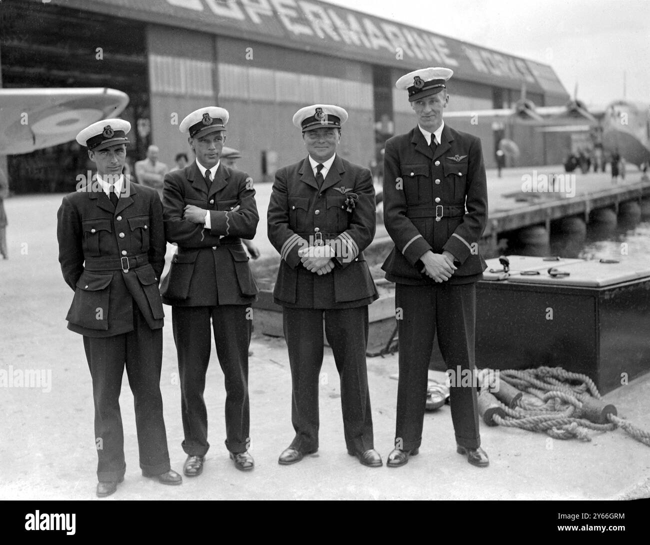 Männer, die Cambria Imperial Airways auf dem zweiten Experimentalflug (von links nach rechts) über den Atlantik fliegen, P A Woods, J H A Lewis, Captain G J Powell und C F Elder am 28. Juli 1937 Stockfoto