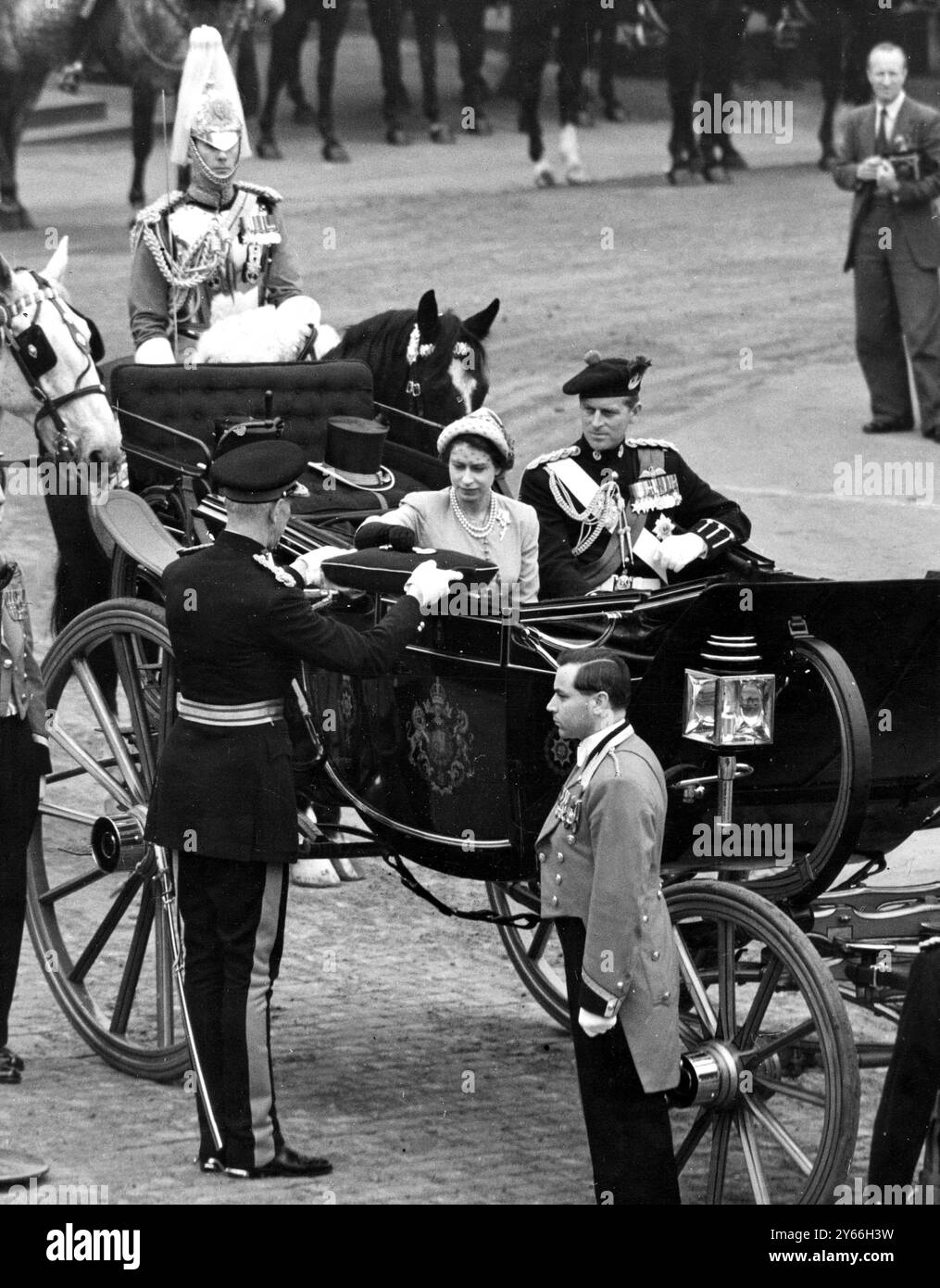 Die Königin trägt einen hellgrünen Hut, der zu ihrem kragenlosen Mantel passt, den sie über einem zerquetschten Erdbeerkleid trug, und erhält heute (Samstag) die Schlüssel von Edinburgh Castle vom Gouverneur, Generalleutnant SIR COLIN M BARBER. Sie saß mit ihr in der offenen Kutsche, in der sie in Hochlandkleid in einer Prozession entlang der Royal Mile s THE DUKE OF EDINBURGH ging. Dies war die erste offizielle Veranstaltung am fünften Tag des Staatsbesuchs in Schottland. - 27. Juli 1953 Stockfoto