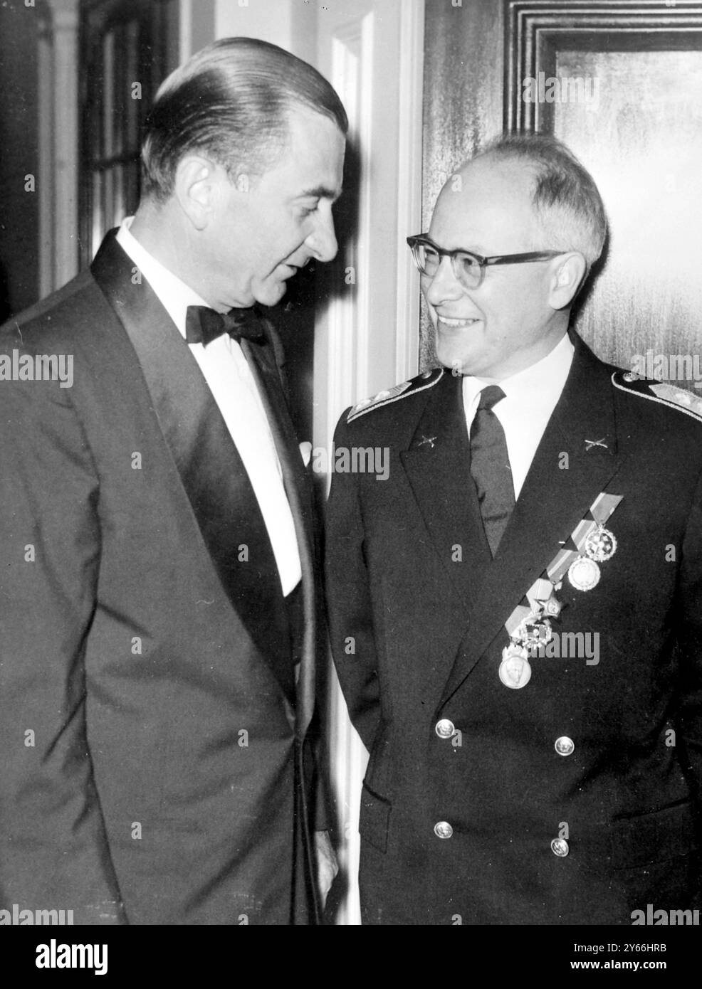 Zur Feier des Ungarischen Streitwaffentags am 30. September gab der neue ungarische Militärattaché in London Oberst Laszlo Beres (rechts) eine Party in der ungarischen Botschaft am Eaton Place. Mit US-Oberst Frederick F Lash am 1. Oktober 1965 Stockfoto