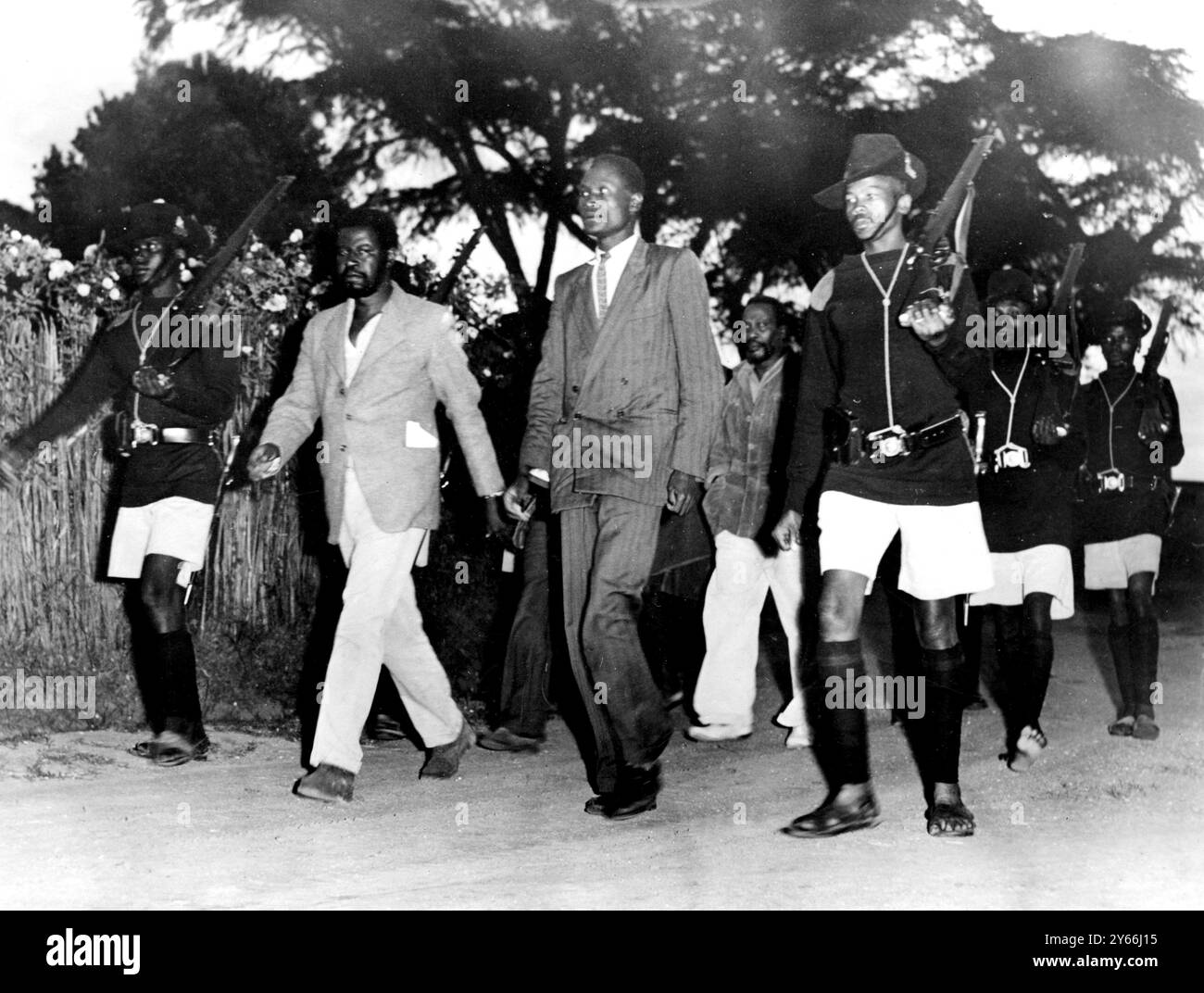 Jomo Kenyatta (Burning Spear), Führer der Afrikanischen Union, wird in Handschellen gefesselt und während einer Verfahrenspause zu einem Lastwagen geführt. Er wird beschuldigt, die Mau Mau Terror Society zu leiten. Dezember 1952. Stockfoto