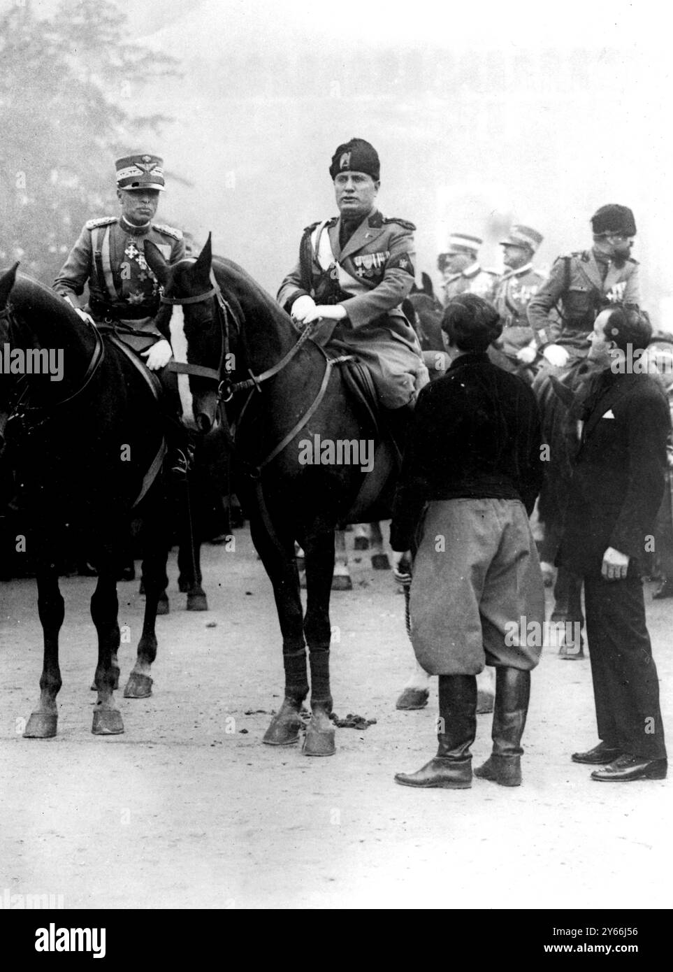 Benito Mussolini, geboren 1883 in der Romagna, starb 1945. Italienischer Diktator 1925-1943. Gründer der faschistischen Bewegung 1919 und Premierminister ab 1922. Er wurde bekannt als Il Duce (der Anführer). Dieses Bild zeigt Signor Mussolini, wie er die faschistische Miliz in Mailand betrachtet, wo die Eid-Zeremonie am zweiten Jahrestag des marsches auf Rom 1924 stattfand Stockfoto