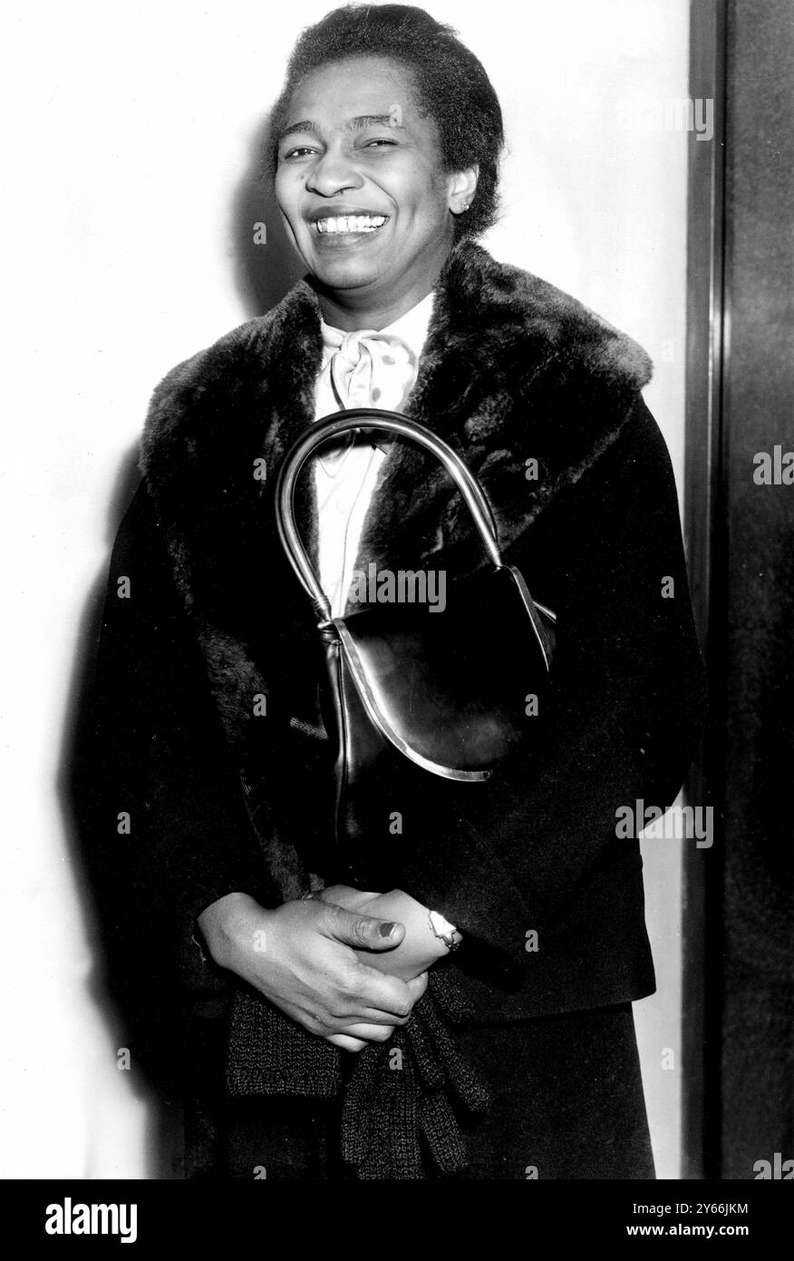 Miss Claudia Jones, eine Frau aus Trinidad, die ein Jahr lang in New York inhaftiert wurde, weil sie sich verschworen hatte, um den "gewalttätigen Sturz der US-Regierung" zu unterrichten und zu befürworten, kommt von Amerika auf dem Schiff Queen Elizabeth nach Southampton. 15. Dezember 1955. Stockfoto