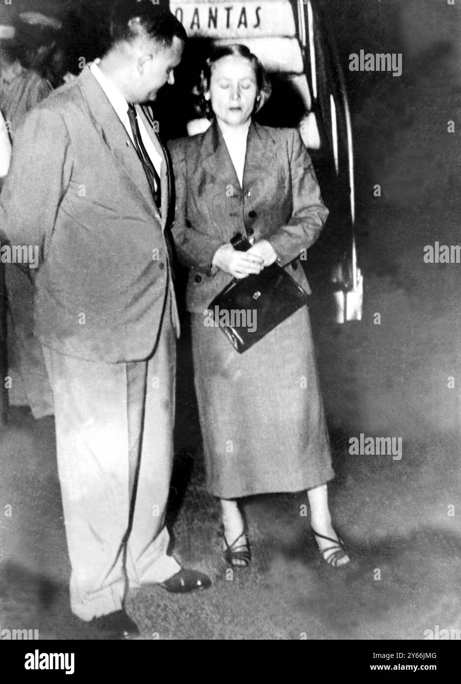 Sydney, Australien: Frau Evikoja Petrov, Frau des russischen Diplomaten, dem in Australien Asyl gewährt wurde, wurde in ein Flugzeug nach Russland gebracht, als das Flugzeug in Darwin landete. April 1954 Stockfoto