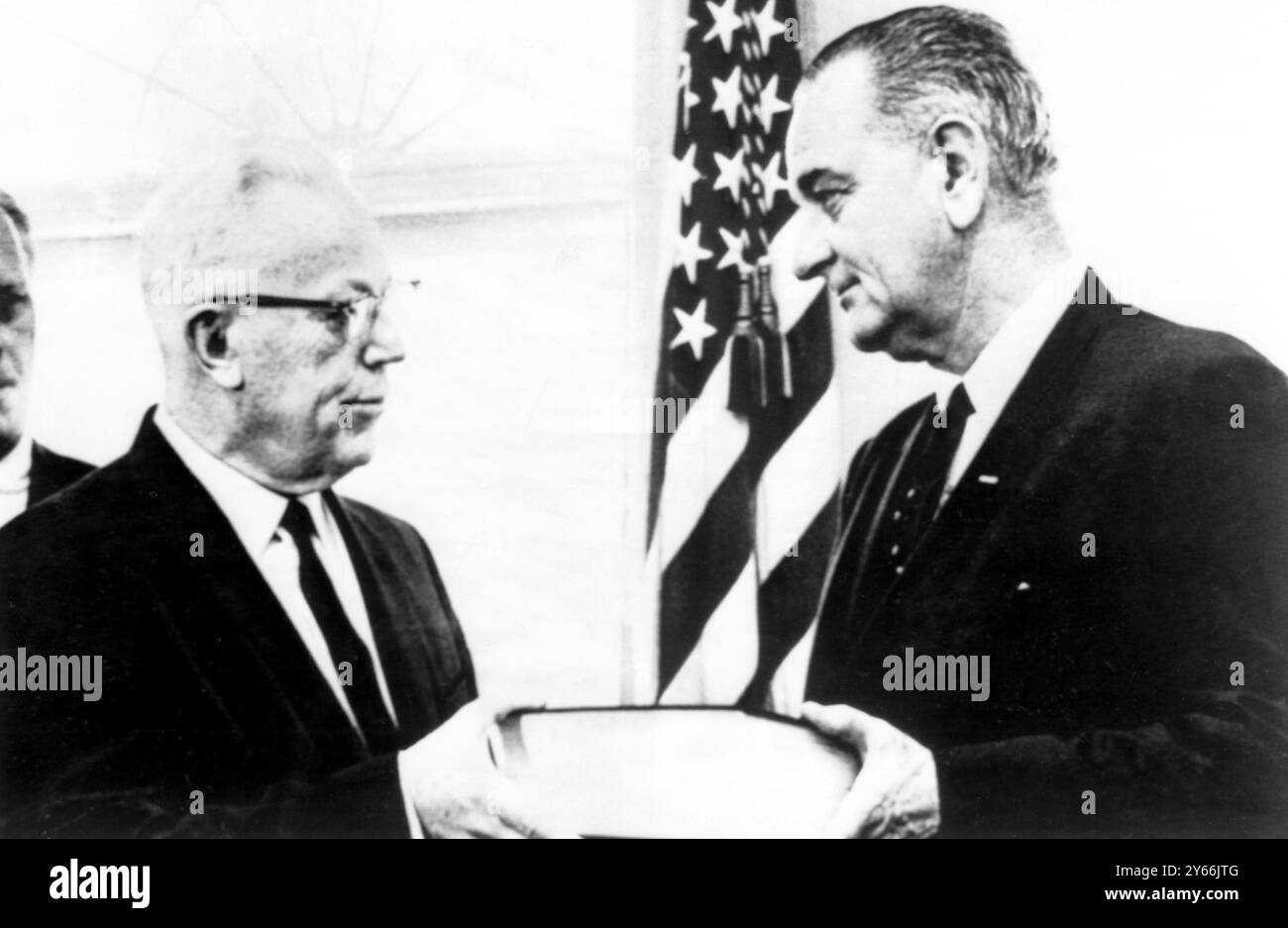 Earl Warren übergibt Präsident Johnson den Bericht der Warren-Kommission über das Attentat auf Kennedy. September 1964. Stockfoto