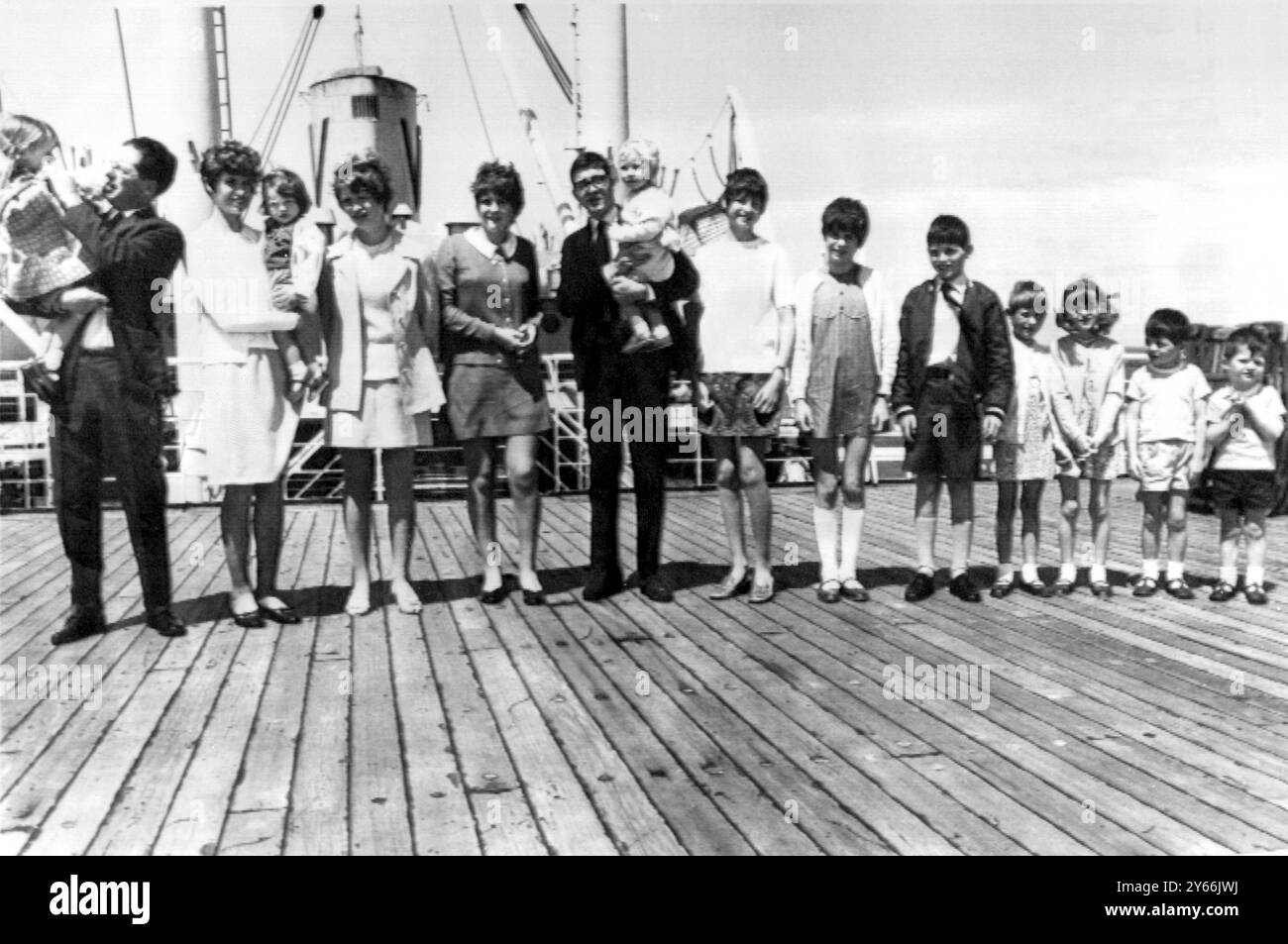 Die größte britische Migrantenfamilie, die Hardings, kommt in Adelaide an. Peter & Sylvia mit ihren 13 Kindern kommen aus Stevenage, Herts. November 1968 Stockfoto