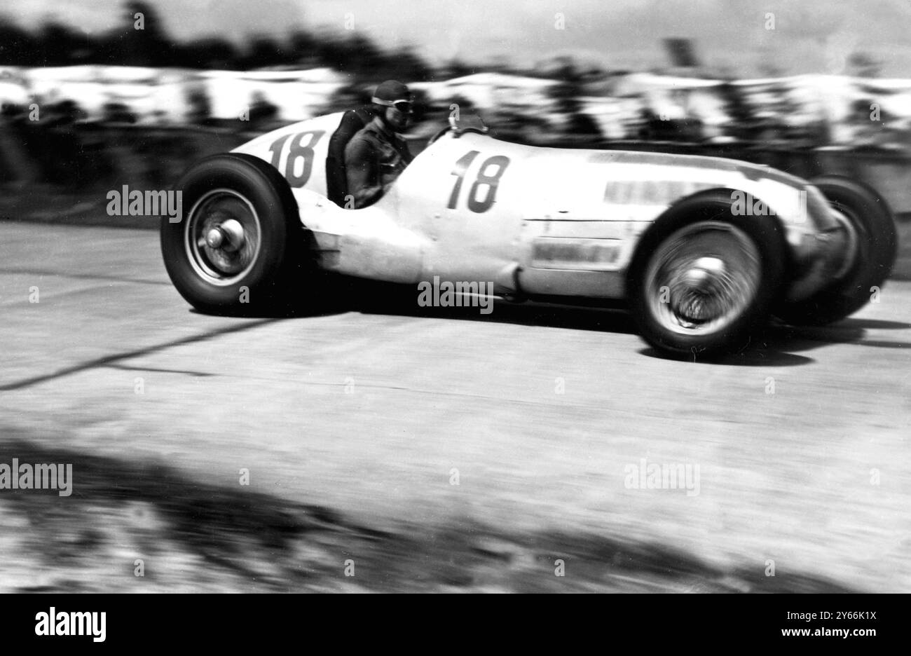 Richard Seaman in einem Mercedes Benz W125 beim Großen Preis von Deutschland 1937 Stockfoto