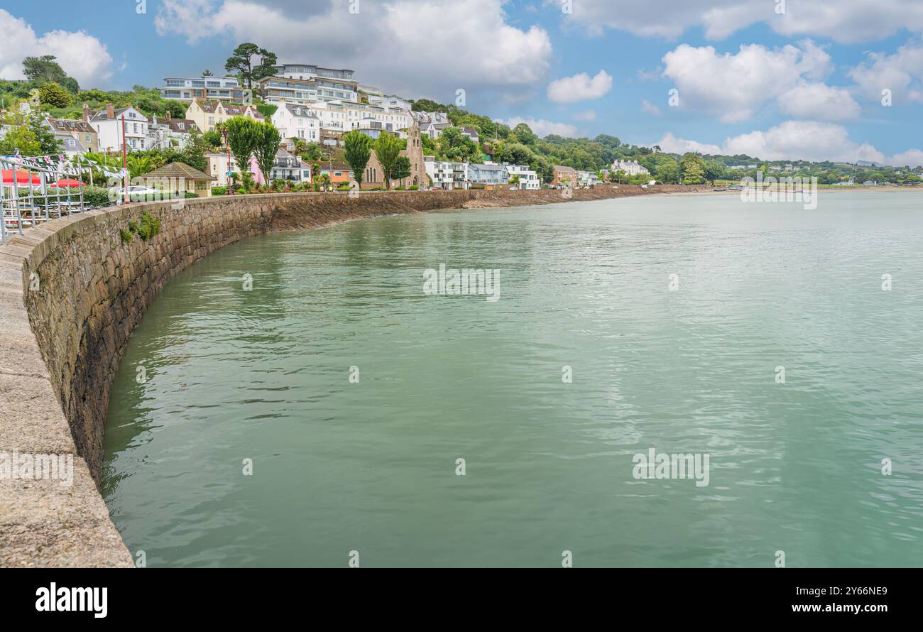 Flut am Strand in St Aubin auf der Insel Jersey, einer der Kanalinseln Stockfoto