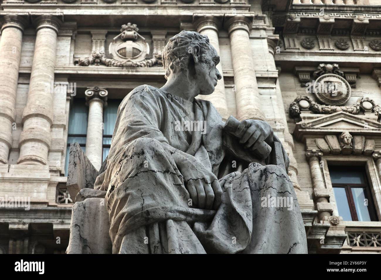 Statue von Lucius Licinius Crassus vor dem Justizpalast in Rom, Italien. Stockfoto