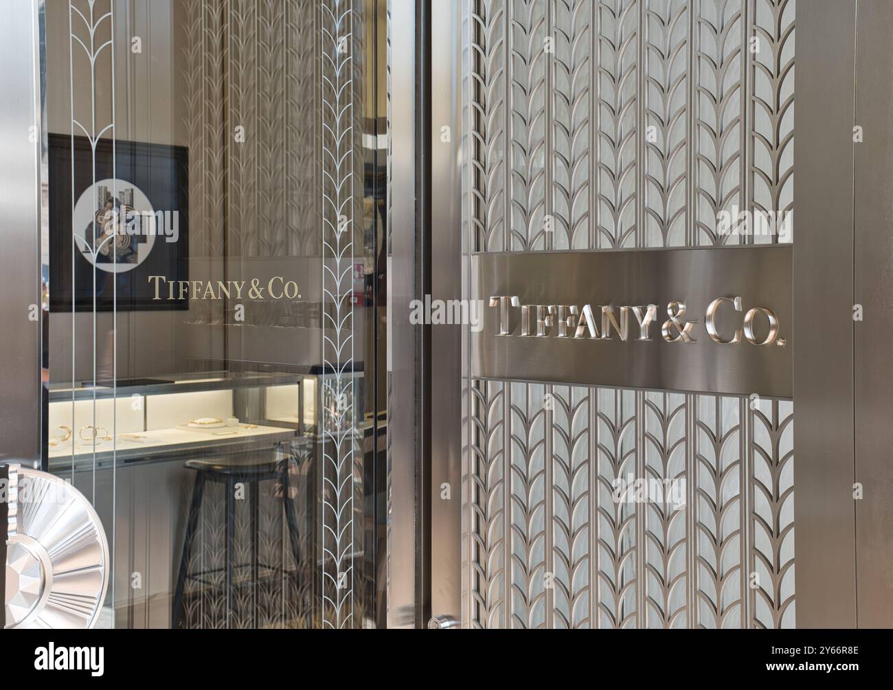 Tiffany & Co. Eingangstür im Geschäft in Mailand, Italien, piazza Duomo Stockfoto