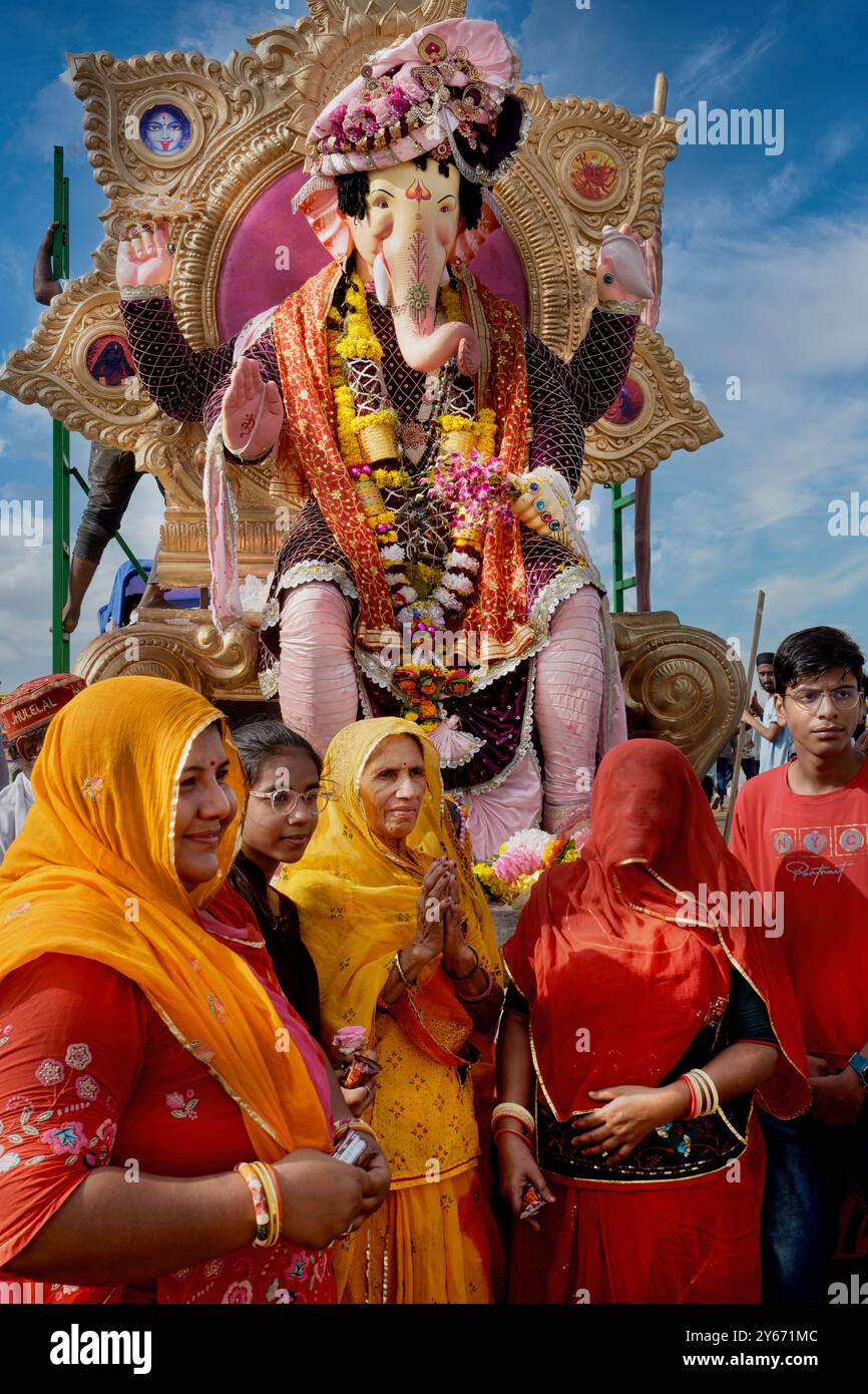 Ganesh-Statuen am Chowpatty Beach in Girgaum, Mumbai, Indien, werden während des Festivals Ganesh Chaturthi für das Eintauchen in das Arabische Meer vorbereitet Stockfoto