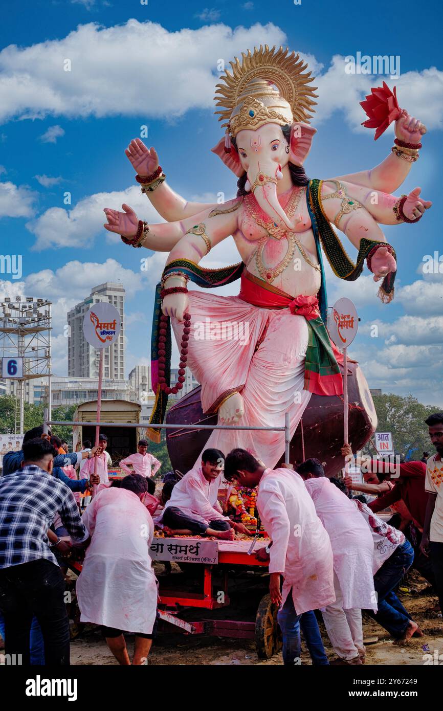 Eine Statue des Elefantengottes Ganesh am Chowpatty Beach in Girgaum, Mumbai, Indien, bereit für das Eintauchen in das Arabische Meer während des Festivals Ganesh Chaturthi Stockfoto