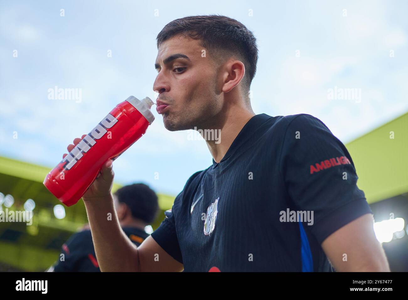 Villarreal, Spanien. September 2024. VILLARREAL, SPANIEN - 22. SEPTEMBER: Pedro Gonzalez Lopez Pedri Central Mittelfeld des FC Barcelona trinkt Wasser vor dem La liga EA Sports Spiel zwischen Villarreal und FC Barcelona im Estadio de La Ceramica am 22. September 2024 in Villarreal, Spanien. (Foto von Jose Torres/Photo Players Images/Magara Press) Credit: Magara Press SL/Alamy Live News Stockfoto