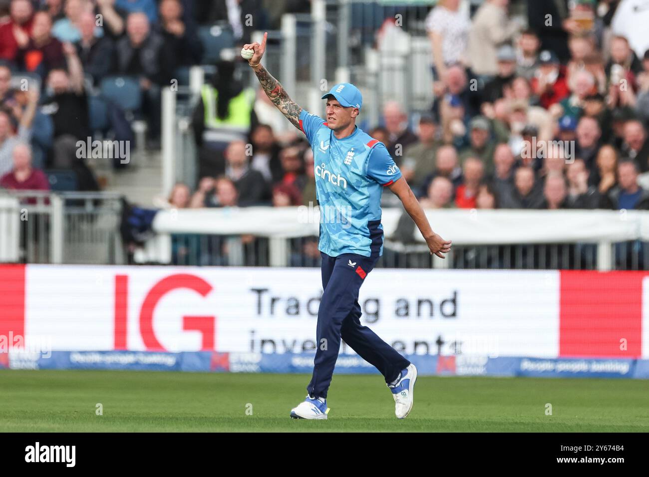 Chester Le Street, Großbritannien. September 2024. Brydon Carse aus England feiert den Fang von Glenn Maxwell aus Australien während des dritten Metro Bank One Day International Match England gegen Australien am 24. September 2024 in Chester-le-Street, Großbritannien, am 24. September 2024 in Chester-le-Street, Großbritannien. (Foto: Mark Cosgrove/News Images/SIPA USA) Credit: SIPA USA/Alamy Live News Stockfoto