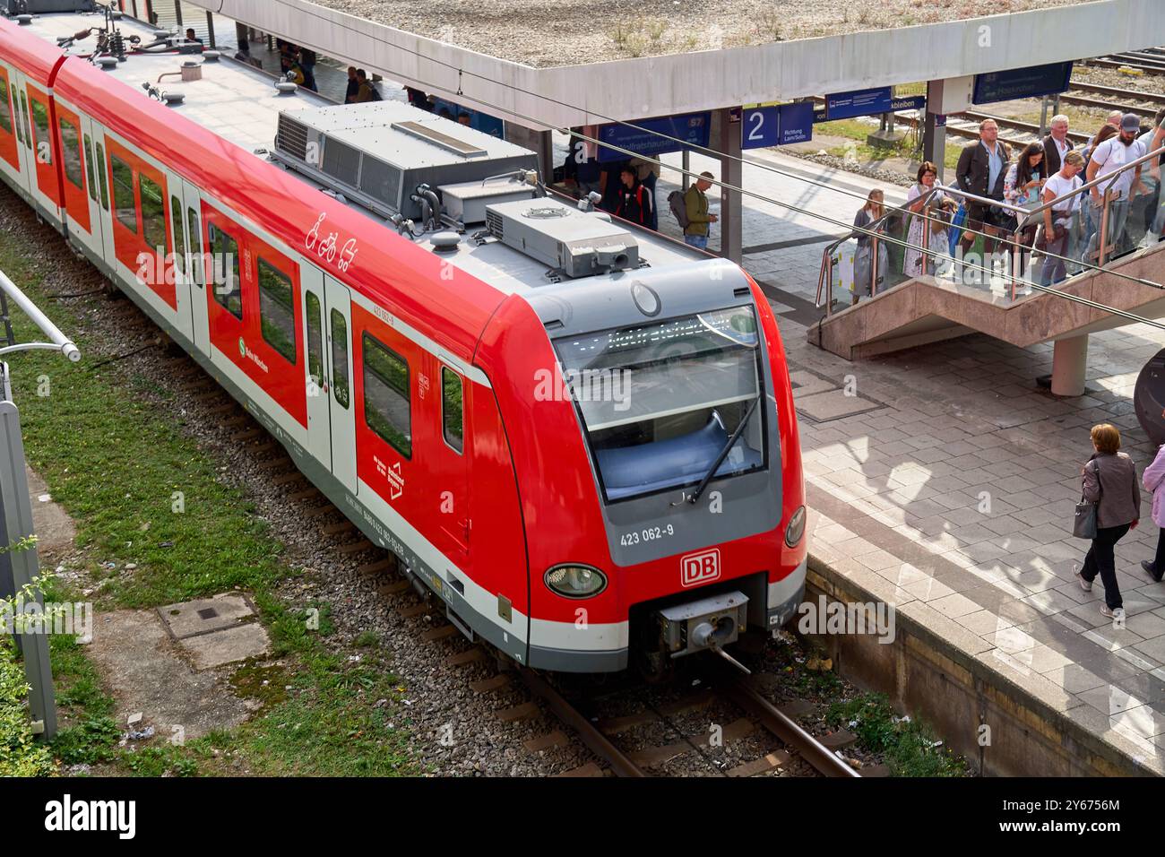 München, Bayern, Deutschland - 23. September 2024: Ein roter S-Bahn-Zug der Deutschen Bahn fährt im Bahnhof Hackerbrücke in München ein Stockfoto München, Bayern, Deutschland - 23. September 2024: Ein roter S-Bahn-Zug der Deutschen Bahn fährt im Bahnhof Hackerbrücke in München ein Stockfoto