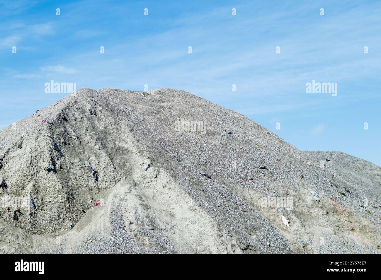 Ein großer Schutthaufen für den Straßenbau. Zerkleinerungsstein für Betonmischung. Große Stapel aus zerkleinertem Granit oder Kies in der Betonindustrie Stockfoto