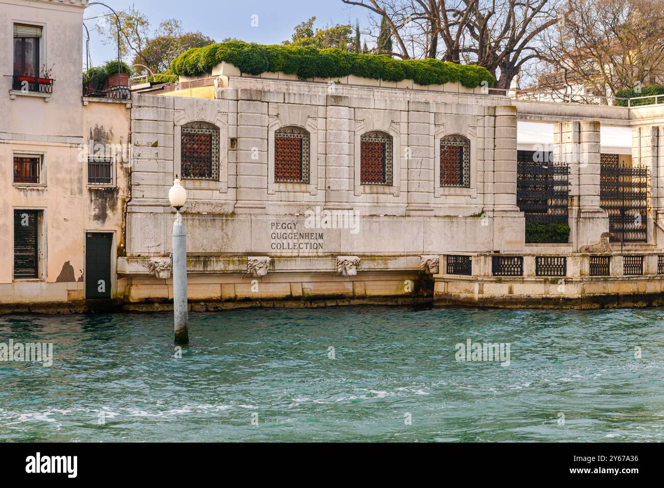 Das Peggy Guggenheim Museum befindet sich im Palazzo Venier dei Leoni, dem ehemaligen Haus von Peggy Guggenheim, am Canal Grande in Venedig Stockfoto