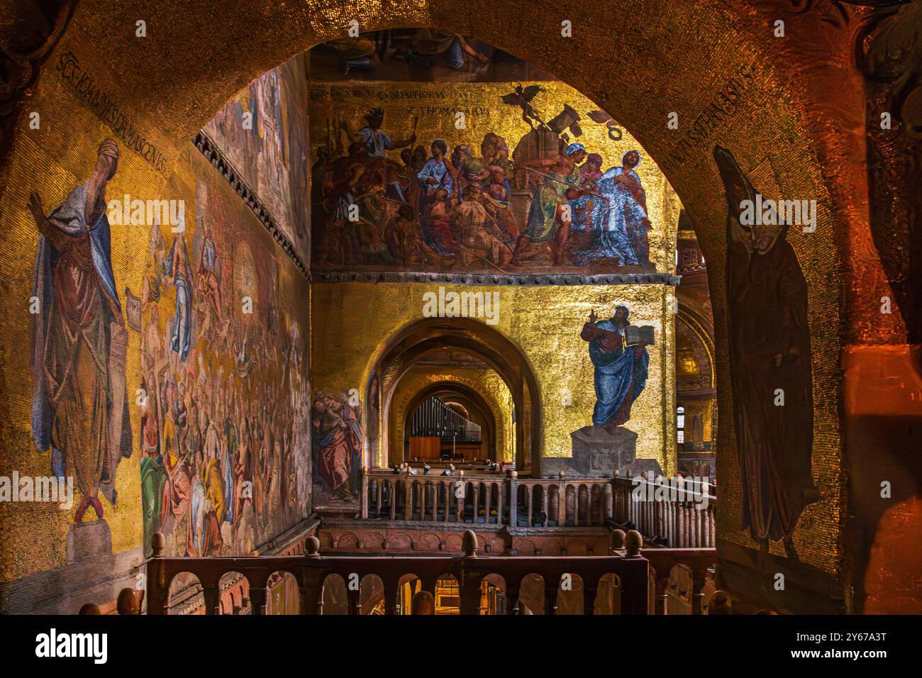 Das reich dekorierte Interieur des Markusdoms verbindet Renaissance-, byzantinische, venezianische und islamische Stile mit beeindruckender Architektur und Mosaiken Stockfoto