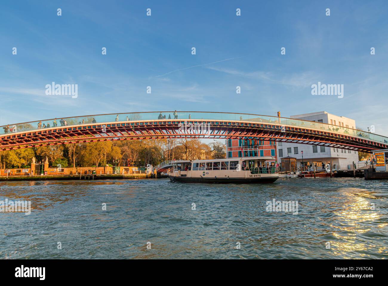 Ponte della Costituzione, die vierte Brücke über den Canale Grande in Venedig, Italien, wurde von Santiago Calatrava entworfen und 2007 verlegt Stockfoto