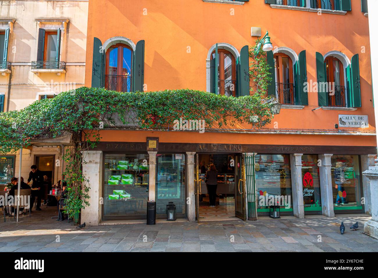 Das Äußere des Ristorante Al Theatro in Campo San Fantin im San Marco Sestiere von Venedig, Italien Stockfoto