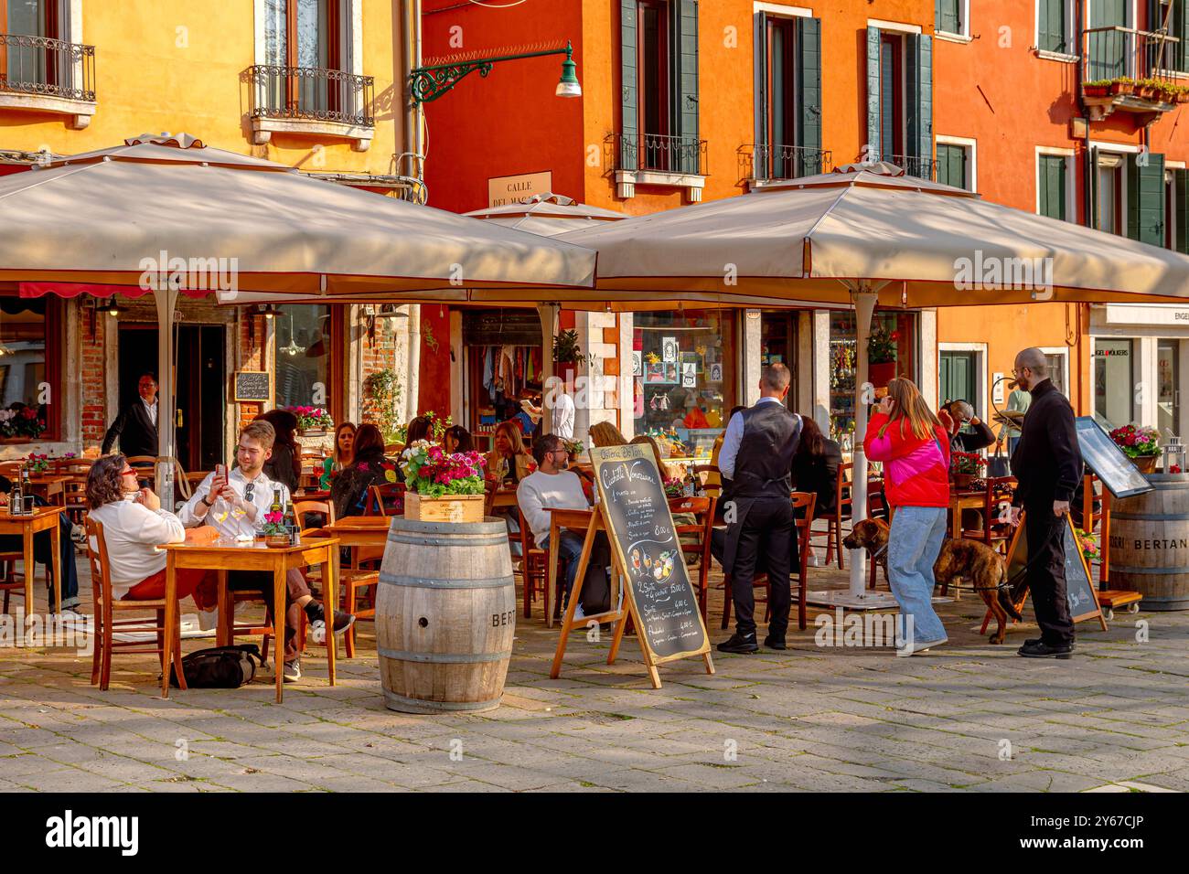 Menschen, die Speisen und Getränke genießen, sitzen draußen im Osteria do Torri in Campo Santa Margherita im Dorsoduro Sestiere von Venedig, Italien Stockfoto