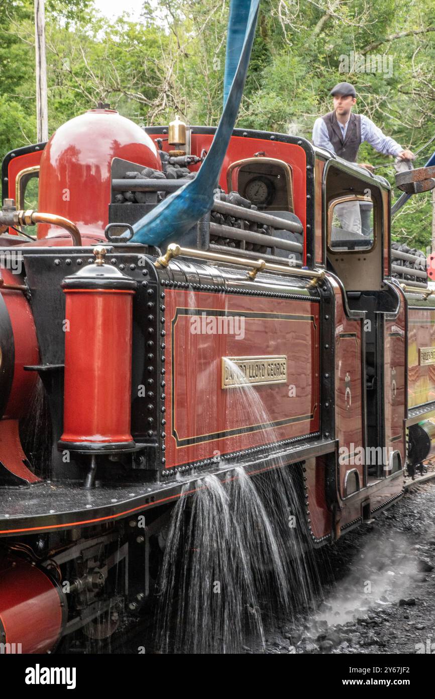 Die Ffestiniog Railway 'Double Fairlie' 0-4-4-0T Nr. 12 'David Lloyd George' nimmt Wasser am Bahnhof Tan-y-Bwlch an der Blaenau Festiniog Railway Stockfoto