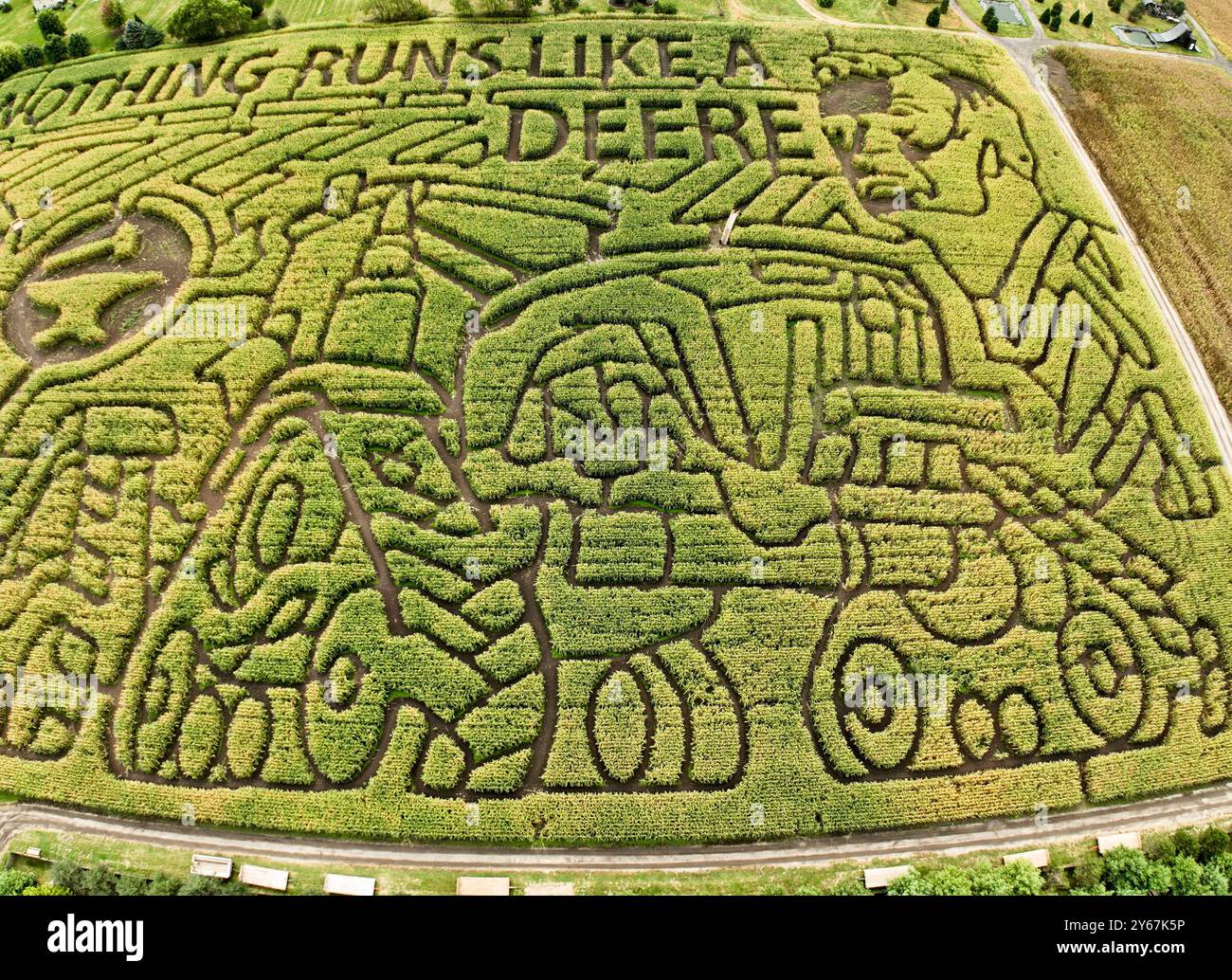 Maislabyrinth auf der Richardson Adventure Farm in Spring Grove, Illinois, USA ein Luftbild zeigt das weltweit größte Maislabyrinth auf der Richardson Adventure Farm in Spring Grove, Illinois, USA, am 23. September 2024. Die Farm, die für die Öffentlichkeit geöffnet ist, verfügt über ein Maislabyrinth auf 28 Hektar Land und verfügt über 16 km Wanderwege. Jedes Jahr wird ein anderes Thema vorgestellt. Das Labyrinth von 2024 ist eine Hommage an John Deere, einen Schmied und den Erfinder des ersten kommerziell brauchbaren Stahlpflugs im Jahr 1837. Spring Grove United States Copyright: XMatrixxImagesx/xTannenxMauryx Stockfoto