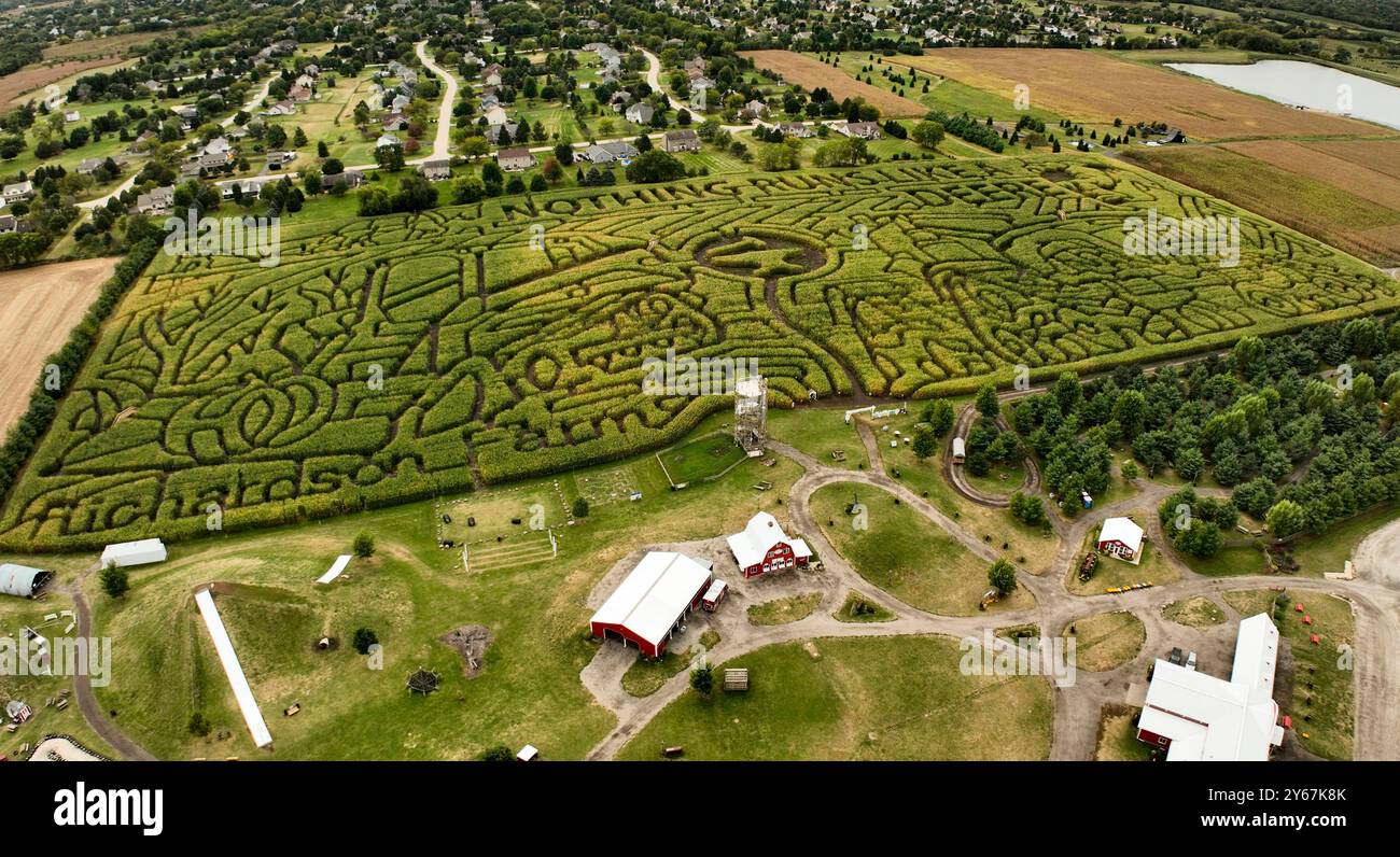 Maislabyrinth auf der Richardson Adventure Farm in Spring Grove, Illinois, USA ein Luftbild zeigt das weltweit größte Maislabyrinth auf der Richardson Adventure Farm in Spring Grove, Illinois, USA, am 23. September 2024. Die Farm, die für die Öffentlichkeit geöffnet ist, verfügt über ein Maislabyrinth auf 28 Hektar Land und verfügt über 16 km Wanderwege. Jedes Jahr wird ein anderes Thema vorgestellt. Das Labyrinth von 2024 ist eine Hommage an John Deere, einen Schmied und den Erfinder des ersten kommerziell brauchbaren Stahlpflugs im Jahr 1837. Spring Grove United States Copyright: XMatrixxImagesx/xTannenxMauryx Stockfoto