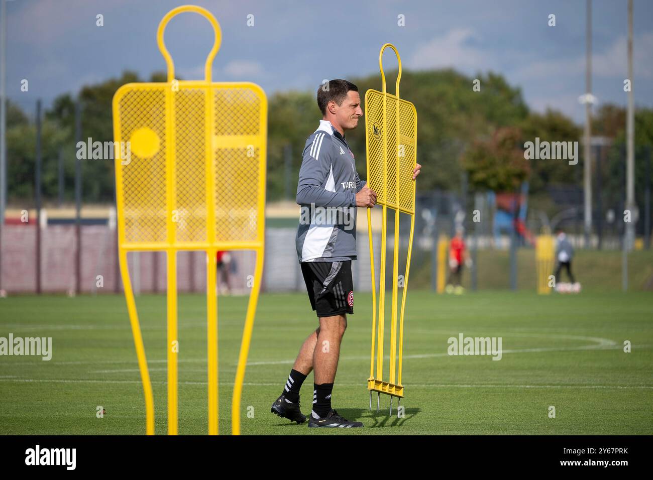 24.09.2024, Fußball: 2. Bundesliga, Saison 2024/2025, öffentliches Training, Fortuna Düsseldorf auf dem Trainingsgelände an der Merkur Spiel-Arena in Düsseldorf. Jan Hoepner (Fortuna Düsseldorf, Co-Trainer) bei der Vorbereitung des Trainings. Foto: Kirchner-Media/TH Stockfoto