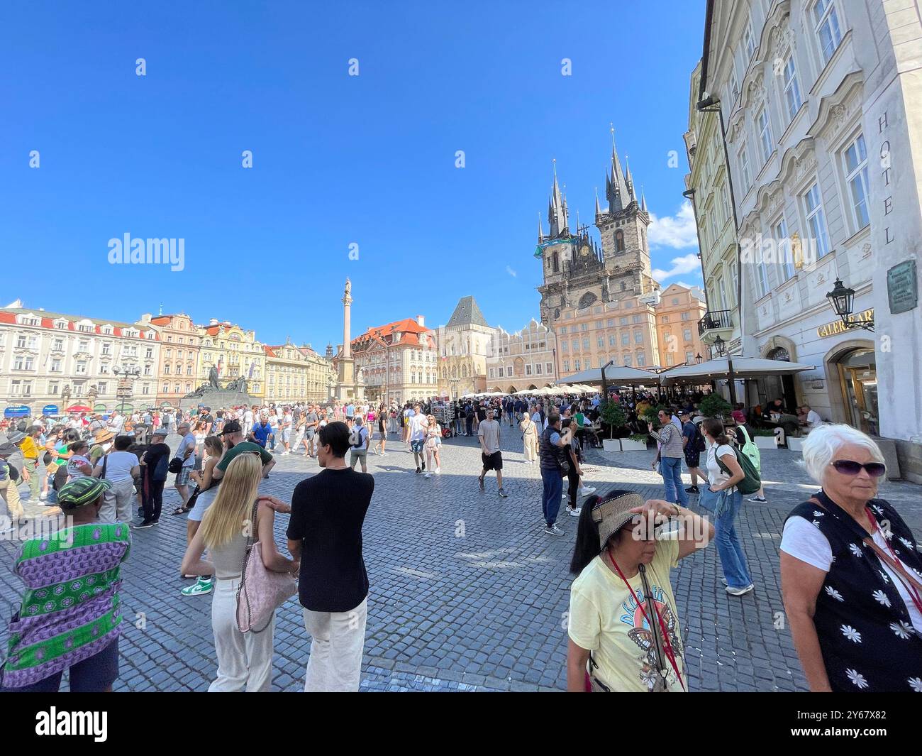 PRAG Tschechische Republik. Touristen auf dem zentralen Platz. Foto: Tony Gale Stockfoto