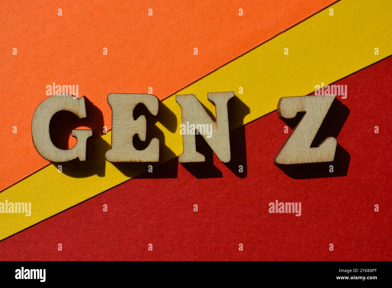 Gen Z, Wörter in Holzbuchstaben isoliert auf buntem Hintergrund als Bannerüberschrift Stockfoto