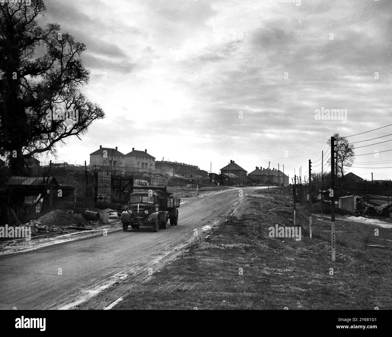 Zwei Bilder, die fast vom gleichen Aussichtspunkt auf dem Grays Farm Estate (LCC) in der Nähe von Orpington, Kent, aufgenommen wurden. (X Ref. M00982242). Dieses erste Bild zeigt das Land, als es für die Landwirtschaft genutzt wurde - mit einer ausgezeichneten Weizenernte. Das heutige Bild (X Ref.) Zeigt den Fortschritt der Ersteller an. Nur der Strukturbaum links und der Bereich oben rechts bleiben von der ursprünglichen Ansicht erhalten. Häuser werden zu einer Rate von 30/40 pro Woche gebaut und werden viele Tausend Londoner Arbeiter beherbergen. Februar 1950 Stockfoto