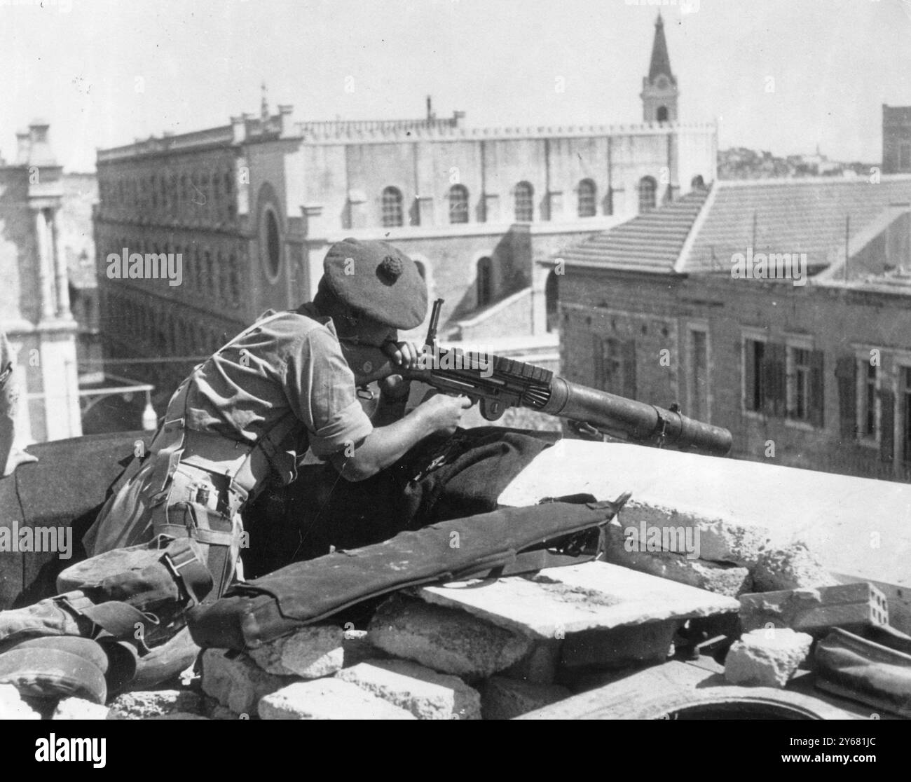 Ein britischer Soldat mit einer Lewis-Kanone auf einem Dach mit Blick auf die Moschee, Hochburg arabischer Rebellen in der Altstadt von Jerusalem, 24. Oktober 1938 Stockfoto