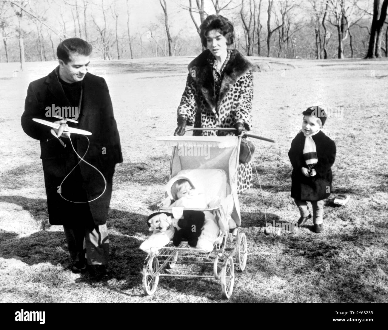 Kinderwagen fr drei Schwarzwei-Stockfotos und -bilder - Alamy