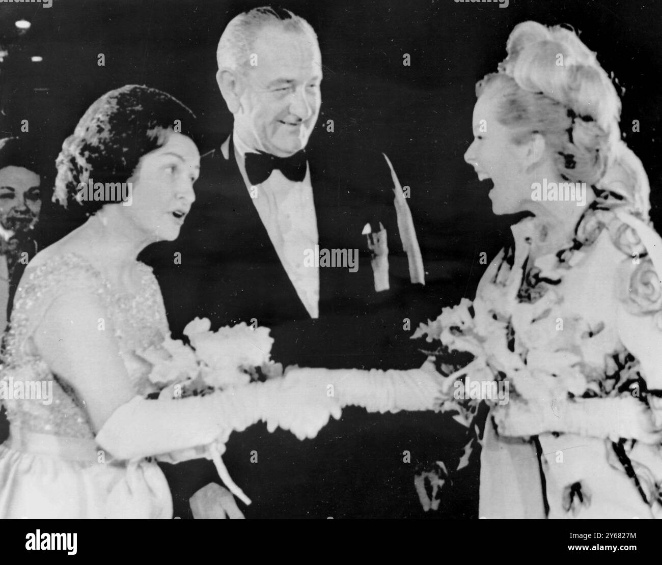 Washington, D. C: Präsident Lyndon. B und seine Frau Claudia Johnson werden von der Schauspielerin Sally Ann Howes begrüßt, als sie 1965 bei der Gala A Johnson „Danke you“ an die Arbeiter der Demokratischen Partei ankommen. Januar 1965 Stockfoto
