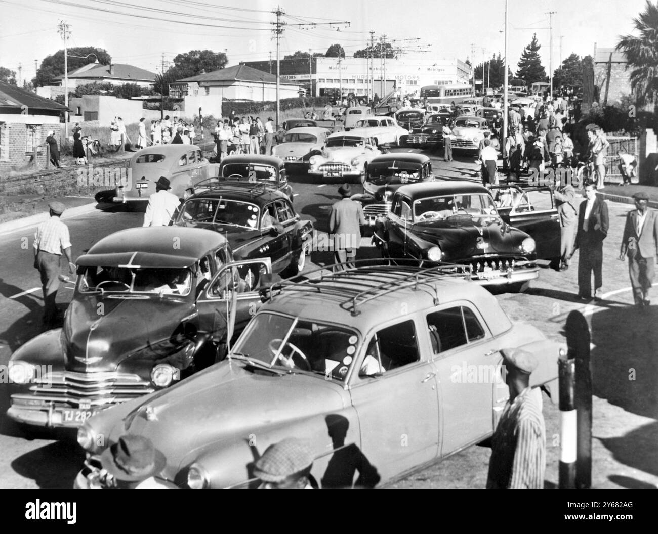 Johannesburg, Südafrika: Einheimische Taxifahrer verärgert über die häufigen Polizeikontrollen aufgrund des afrikanischen Busboykotts, blockieren ihre Autos auf der Straße und verursachen Verkehrsverzögerungen. Dies ist eine der wenigen Möglichkeiten, wie sie ihre Mißbilligung gegenüber den Behörden von Johannesburg zum Ausdruck bringen können. Seit vielen Wochen laufen die Afrikaner bis zu 24 Meilen am Tag, anstatt die Preiserhöhung für die Busse zu zahlen, die nur nicht Europäer sind und die nun vom Betreiber vollständig eingestellt wurden. Viele Europäer fahren die Straßen hinauf und hinunter und geben den Arbeitnehmern Aufzüge, obwohl es häufig Polizeikontrollen gibt. März Stockfoto