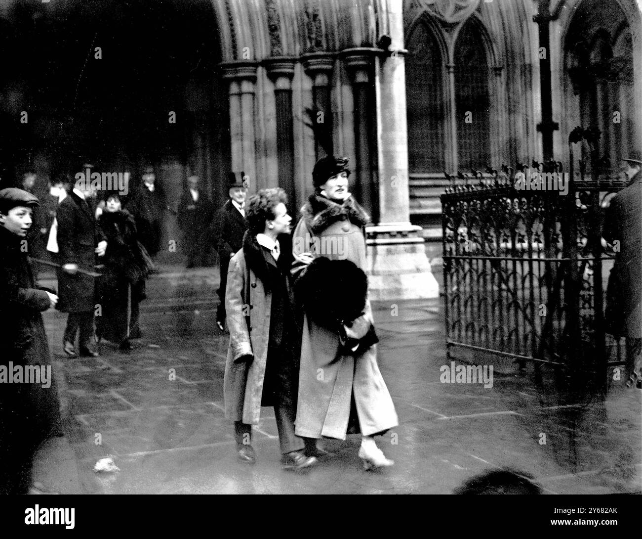 Mrs. Asquith und Meister Anthony Asquith vor Gericht Stockfoto