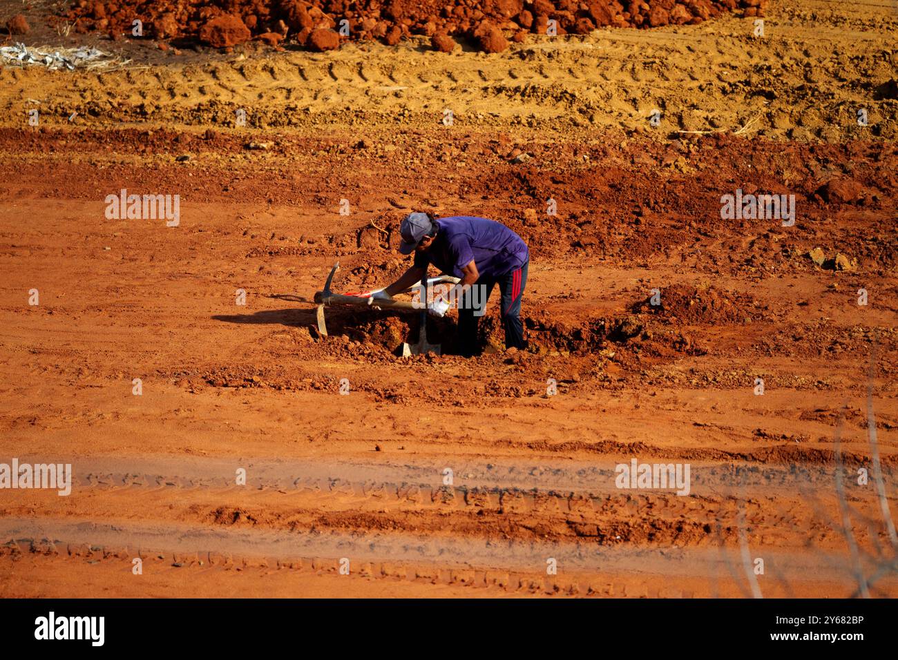 MARACAIBO, VENEZUELA. 24-09-2024. Die Farben der Erde. Die Arbeiter entfernen Sandboden, um sie zu entstauen. Foto Von. Jose Bula Urrutia. Stockfoto